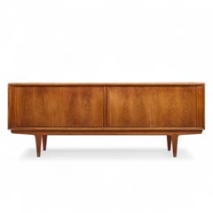 Bernhard Pedersen Dänische Tambour-Tür-Anrichte aus Teakholz, Mitte des Jahrhunderts