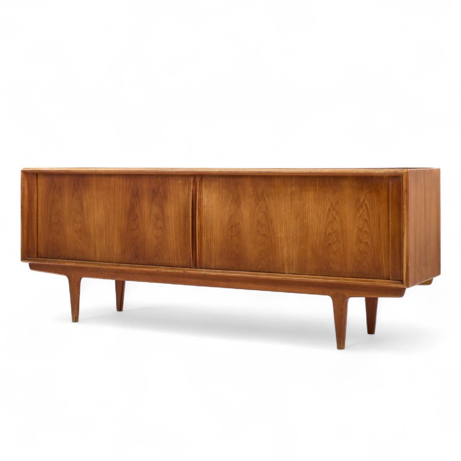 Credenza con puerta de tambor de teca danesa de mediados de siglo Bernhard Pedersen Moderno de mediados de siglo en venta