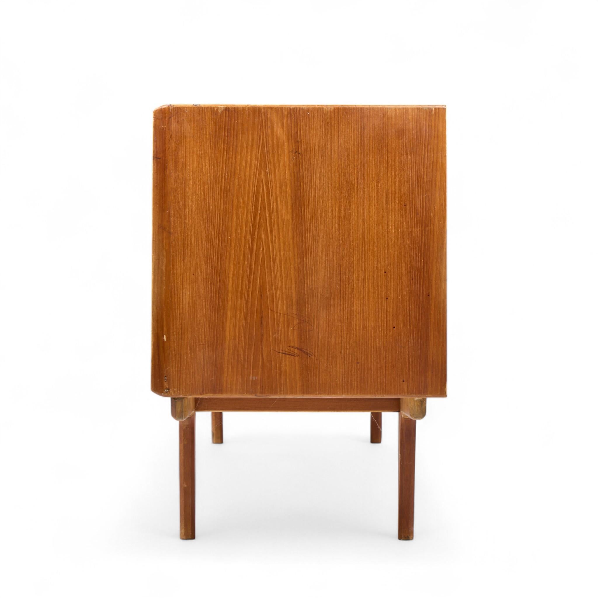 Credenza con puerta de tambor de teca danesa de mediados de siglo Bernhard Pedersen Danés en venta