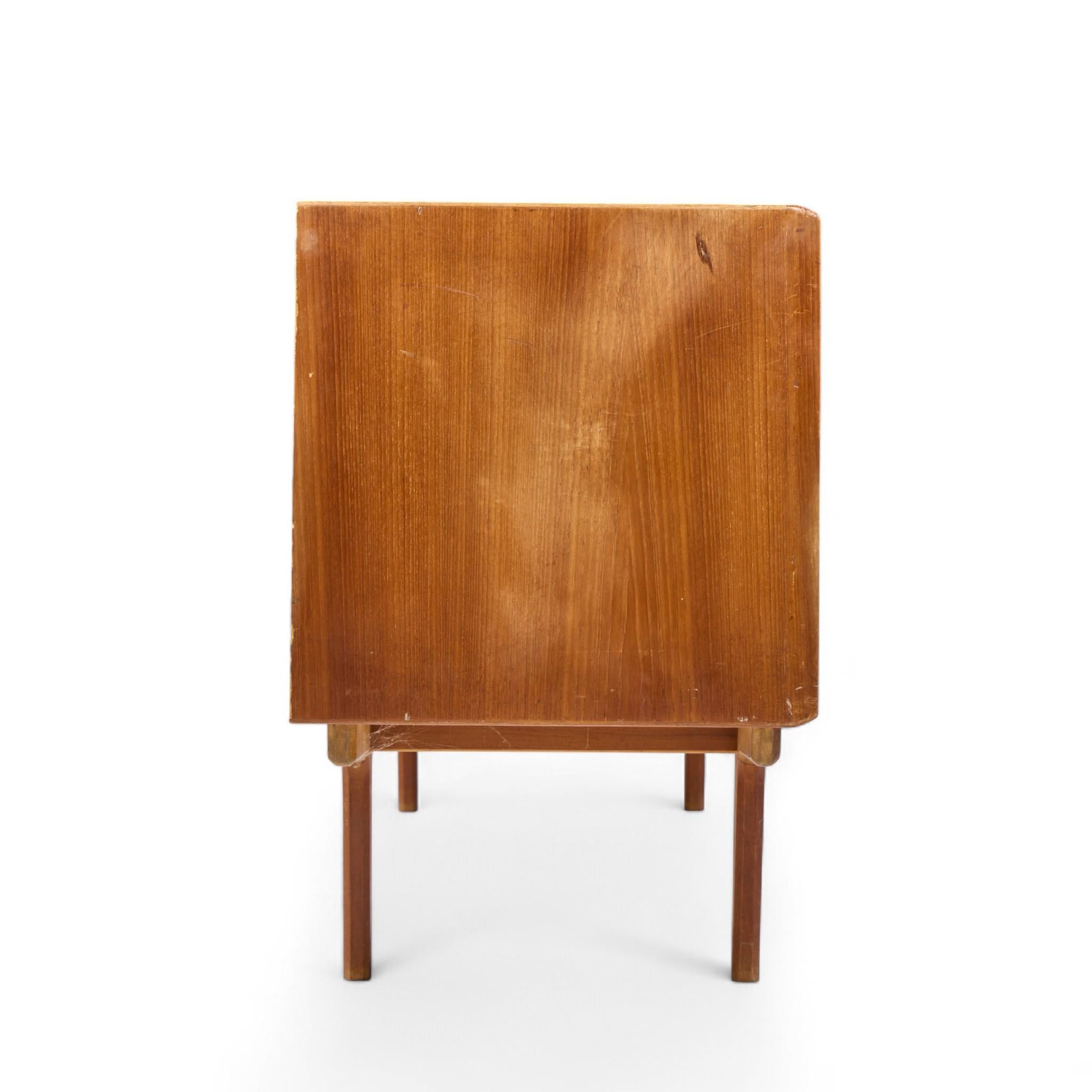 Credenza con puerta de tambor de teca danesa de mediados de siglo Bernhard Pedersen en Bastante bueno estado para la venta en Franklin Park, IL