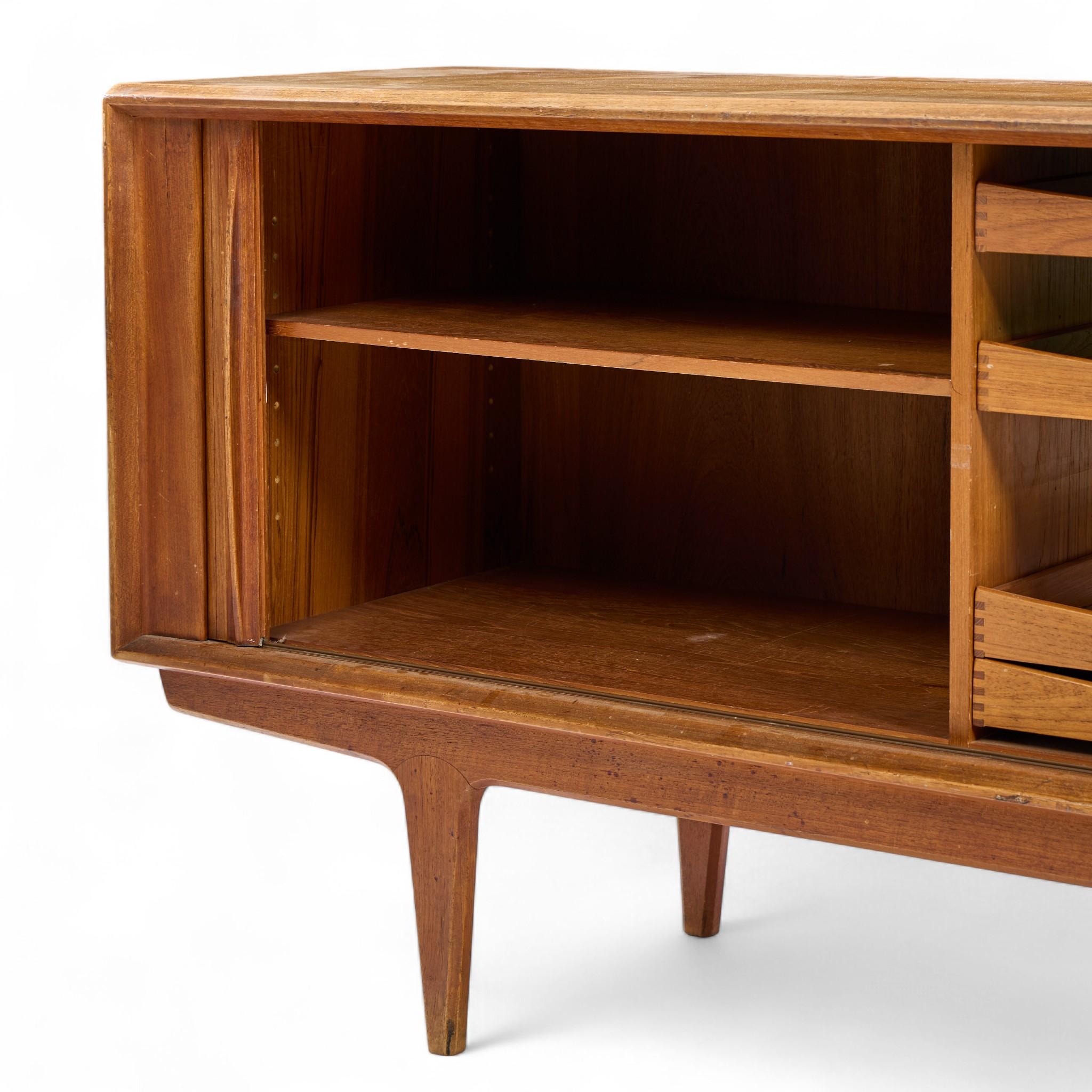Credenza con puerta de tambor de teca danesa de mediados de siglo Bernhard Pedersen siglo XX en venta