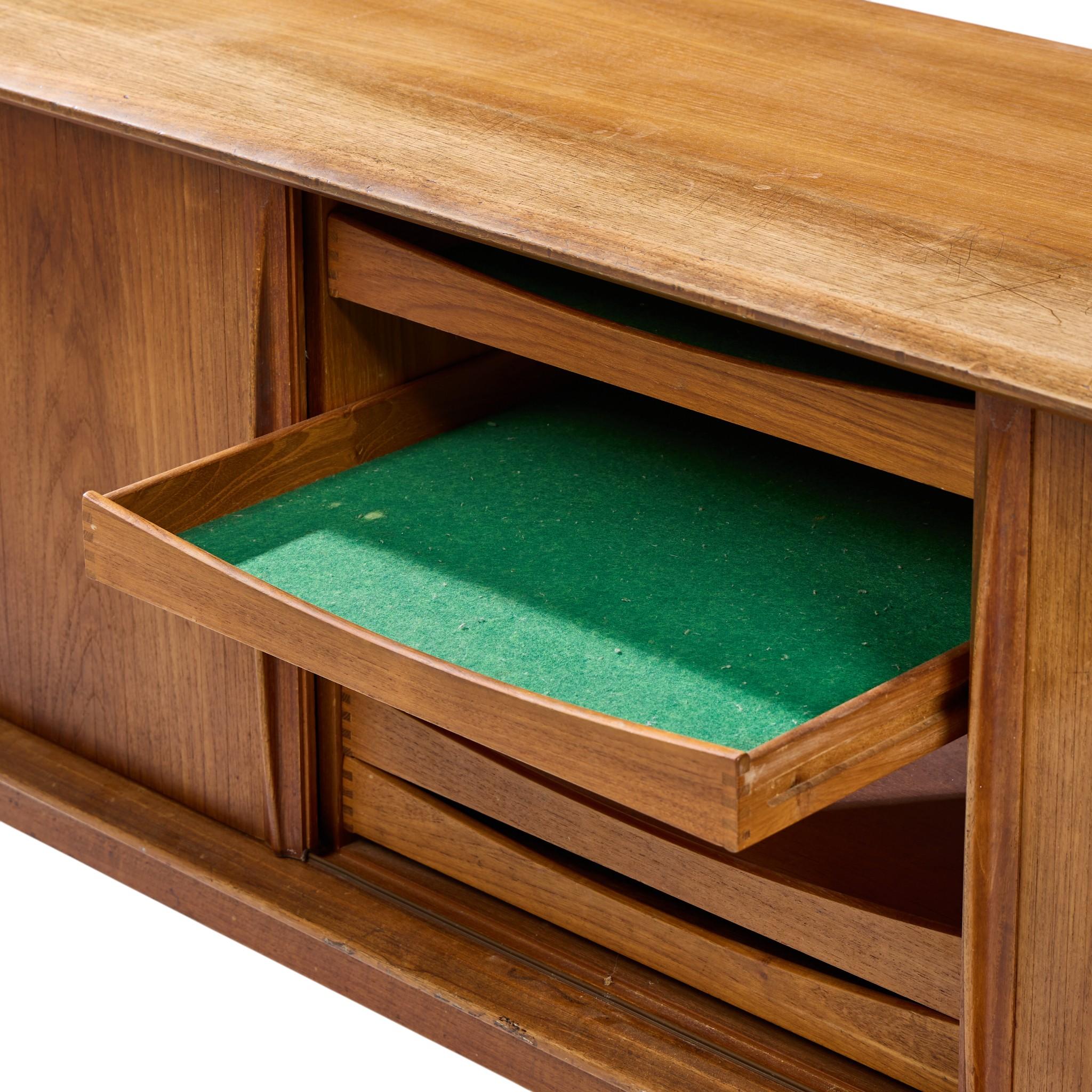 Credenza con puerta de tambor de teca danesa de mediados de siglo Bernhard Pedersen Teca en venta