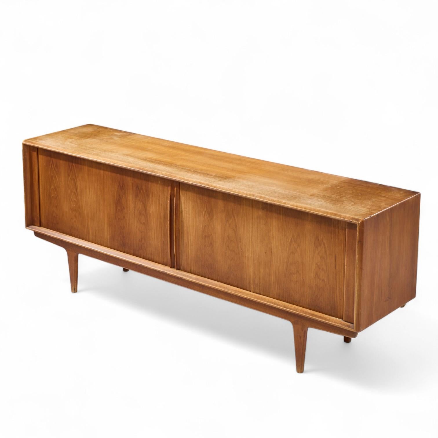 Credenza con puerta de tambor de teca danesa de mediados de siglo Bernhard Pedersen en venta 1