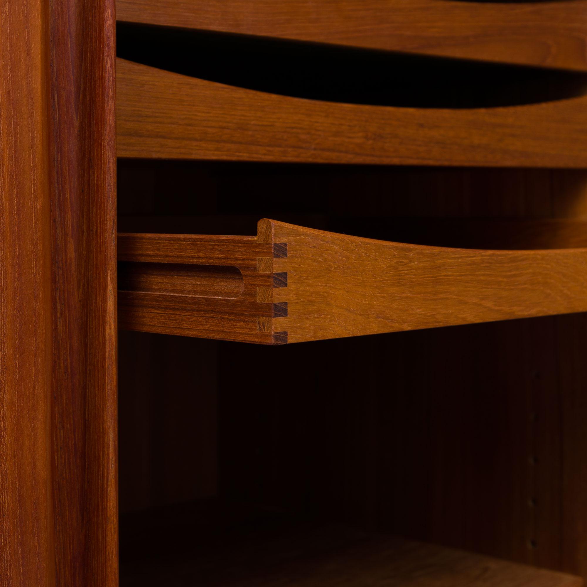 Credenza alta danese di metà secolo in teak di Bernhard Pedersen & Søn 1960 in vendita 4