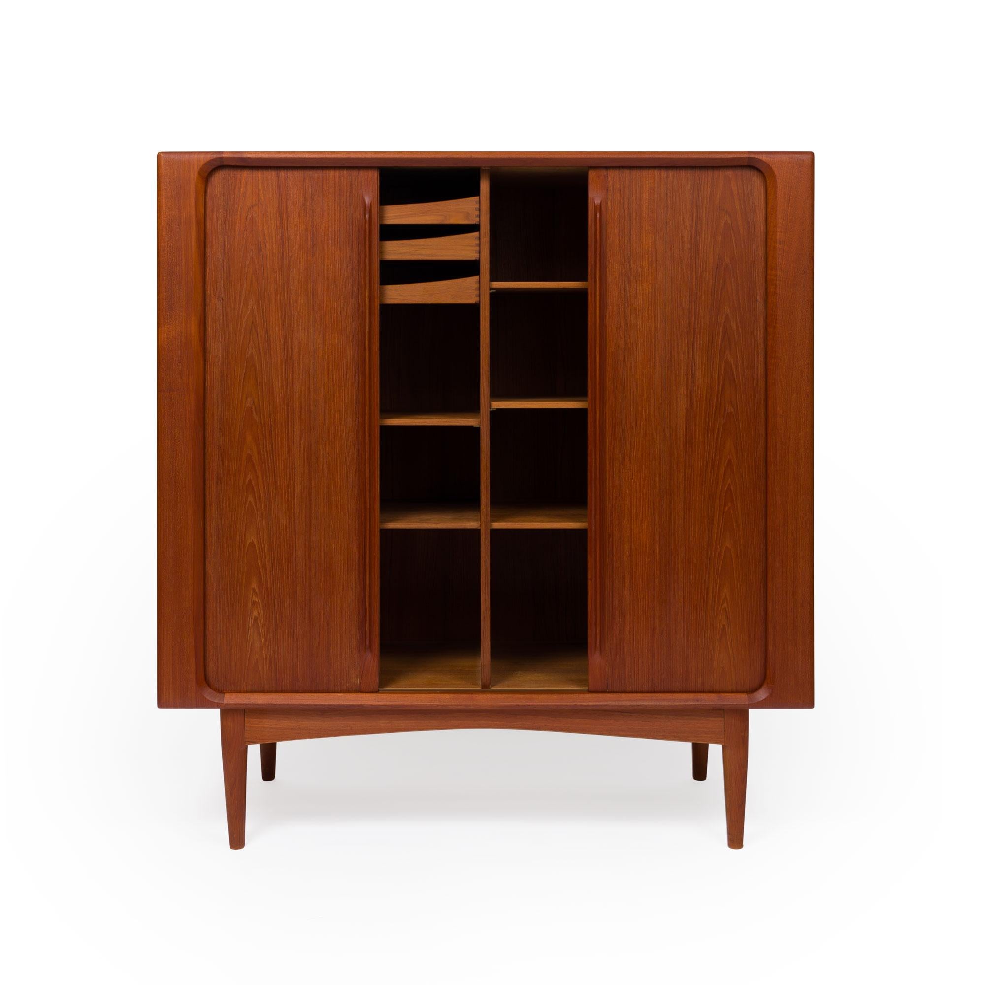 Mid-Century moderno Credenza alta danese di metà secolo in teak di Bernhard Pedersen & Søn 1960 in vendita