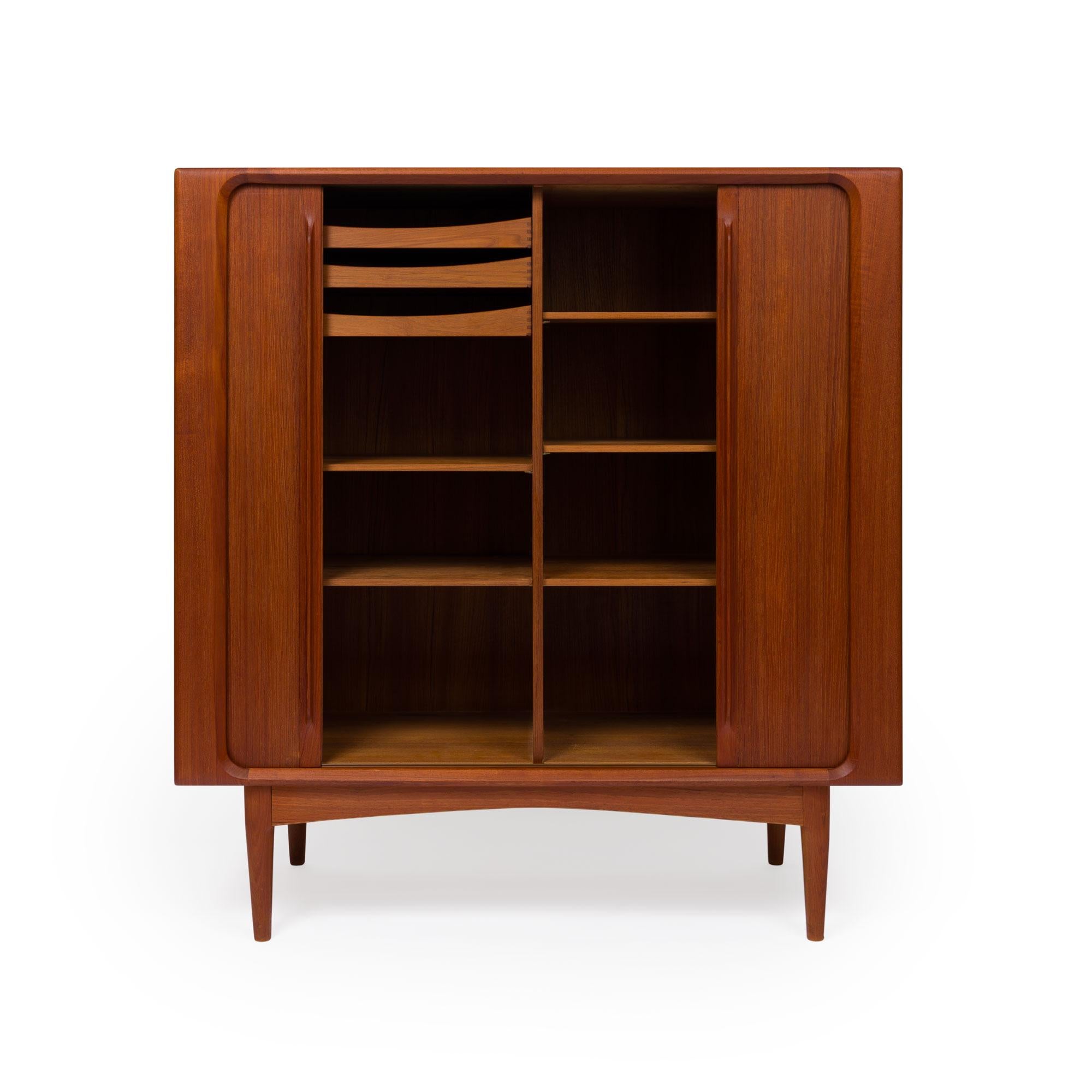 Danese Credenza alta danese di metà secolo in teak di Bernhard Pedersen & Søn 1960 in vendita