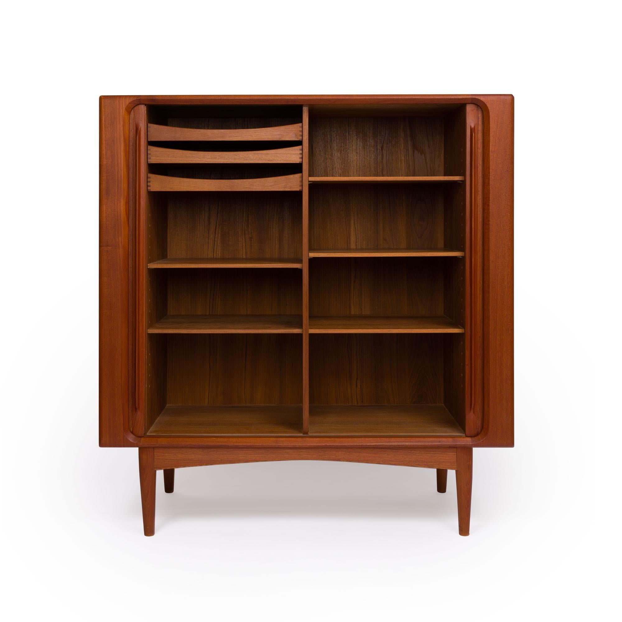 Credenza alta danese di metà secolo in teak di Bernhard Pedersen & Søn 1960 In condizioni ottime in vendita a Emeryville, CA