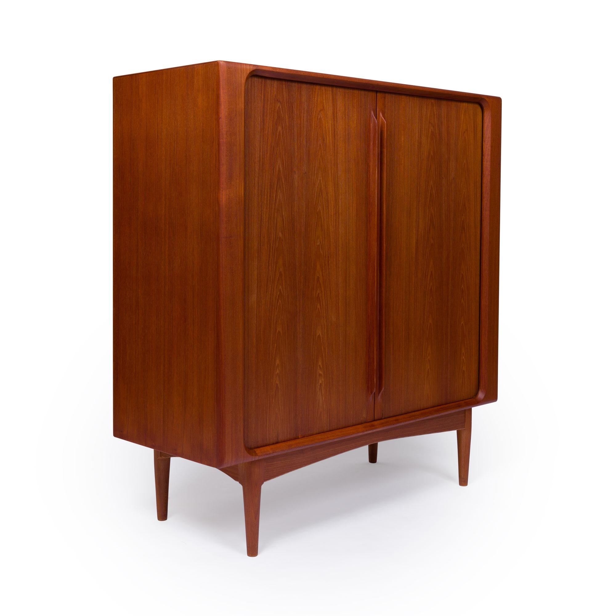 XX secolo Credenza alta danese di metà secolo in teak di Bernhard Pedersen & Søn 1960 in vendita