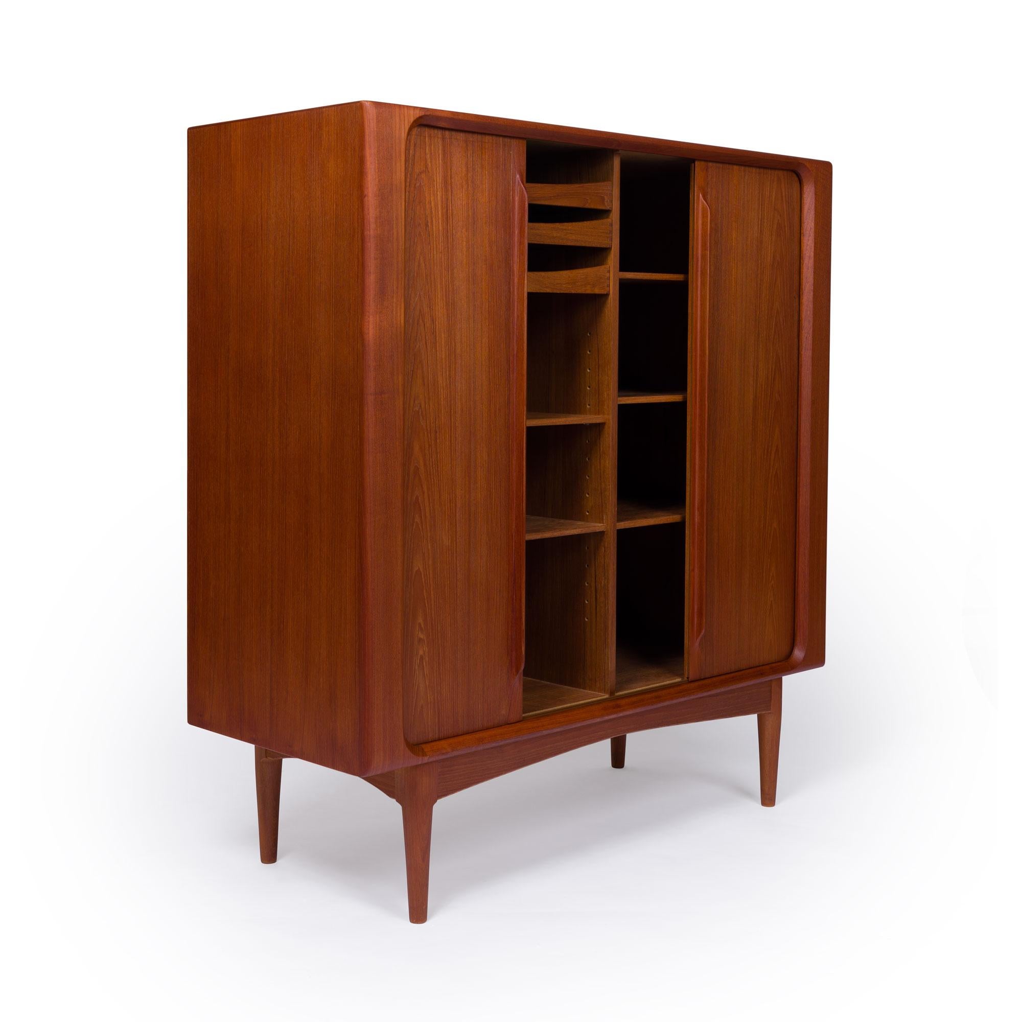Teak Credenza alta danese di metà secolo in teak di Bernhard Pedersen & Søn 1960 in vendita