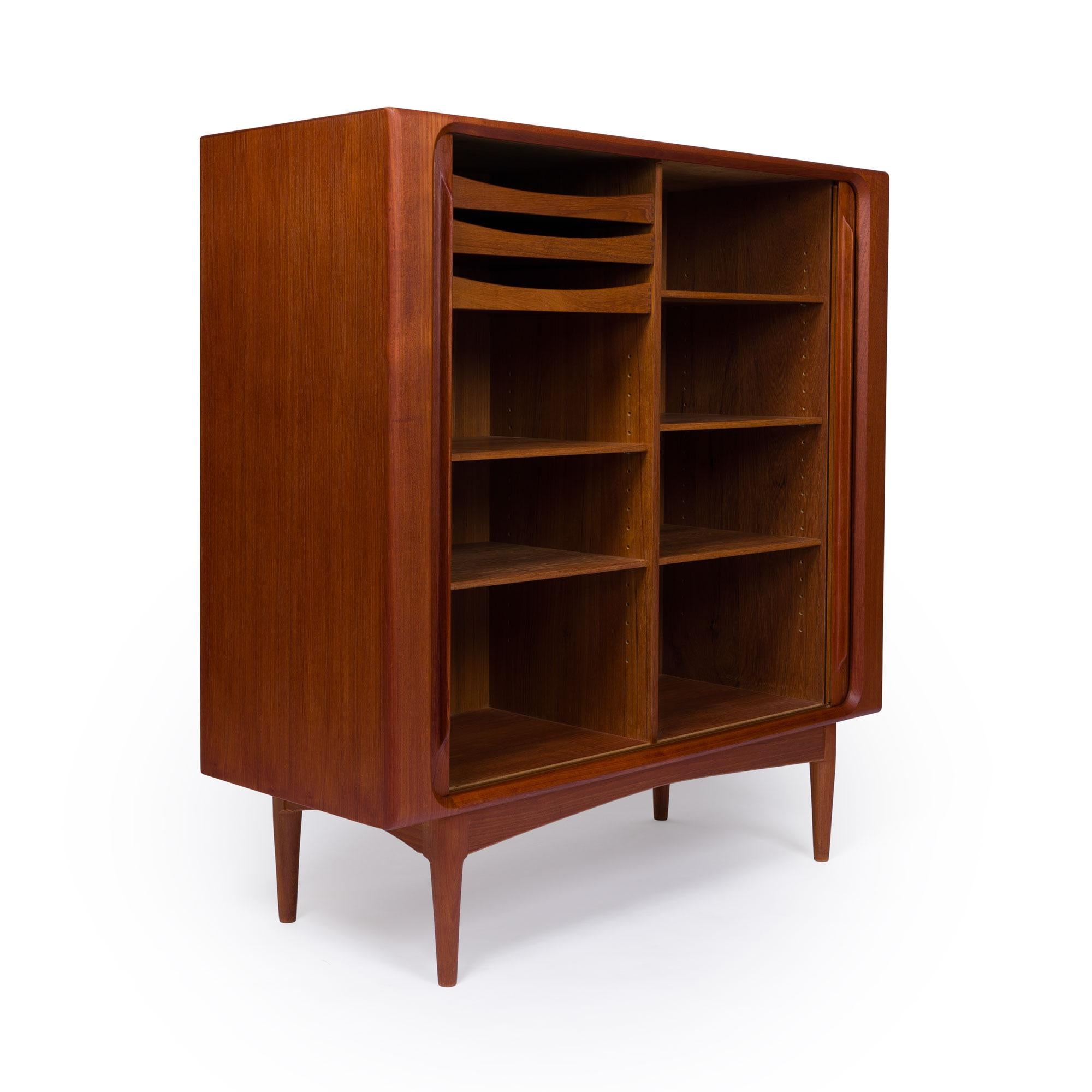 Credenza alta danese di metà secolo in teak di Bernhard Pedersen & Søn 1960 in vendita 1