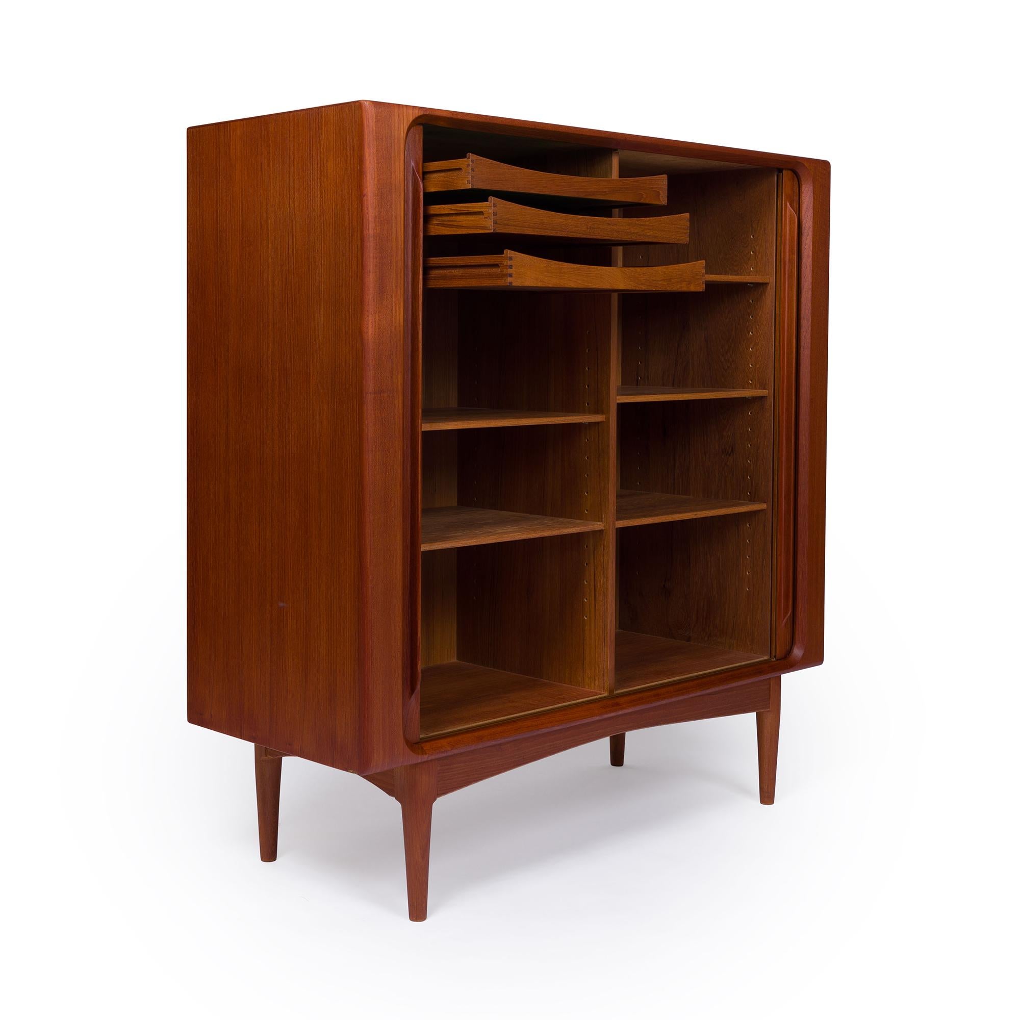 Credenza alta danese di metà secolo in teak di Bernhard Pedersen & Søn 1960 in vendita 2