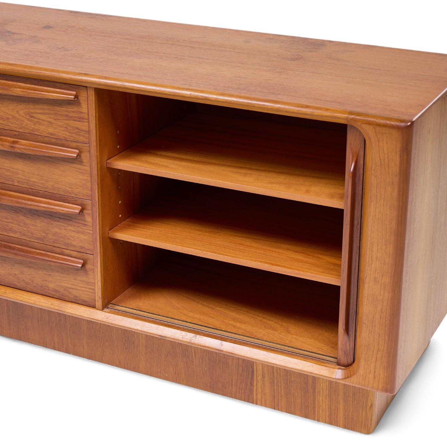 Bernhard Pedersen & Søn Credenza danese di metà secolo con porta a tamburo in teak in vendita 3