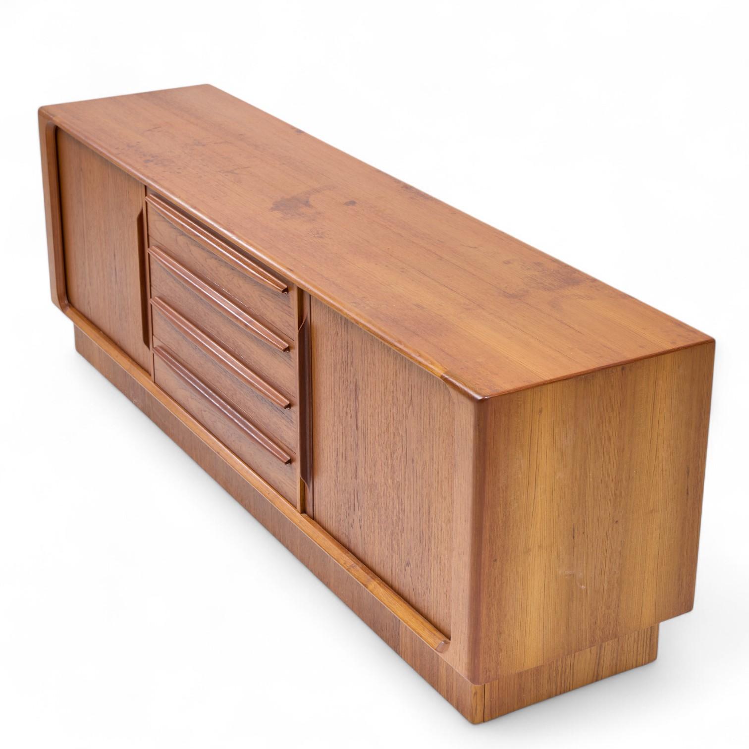 Bernhard Pedersen & Søn Credenza danese di metà secolo con porta a tamburo in teak in vendita 4