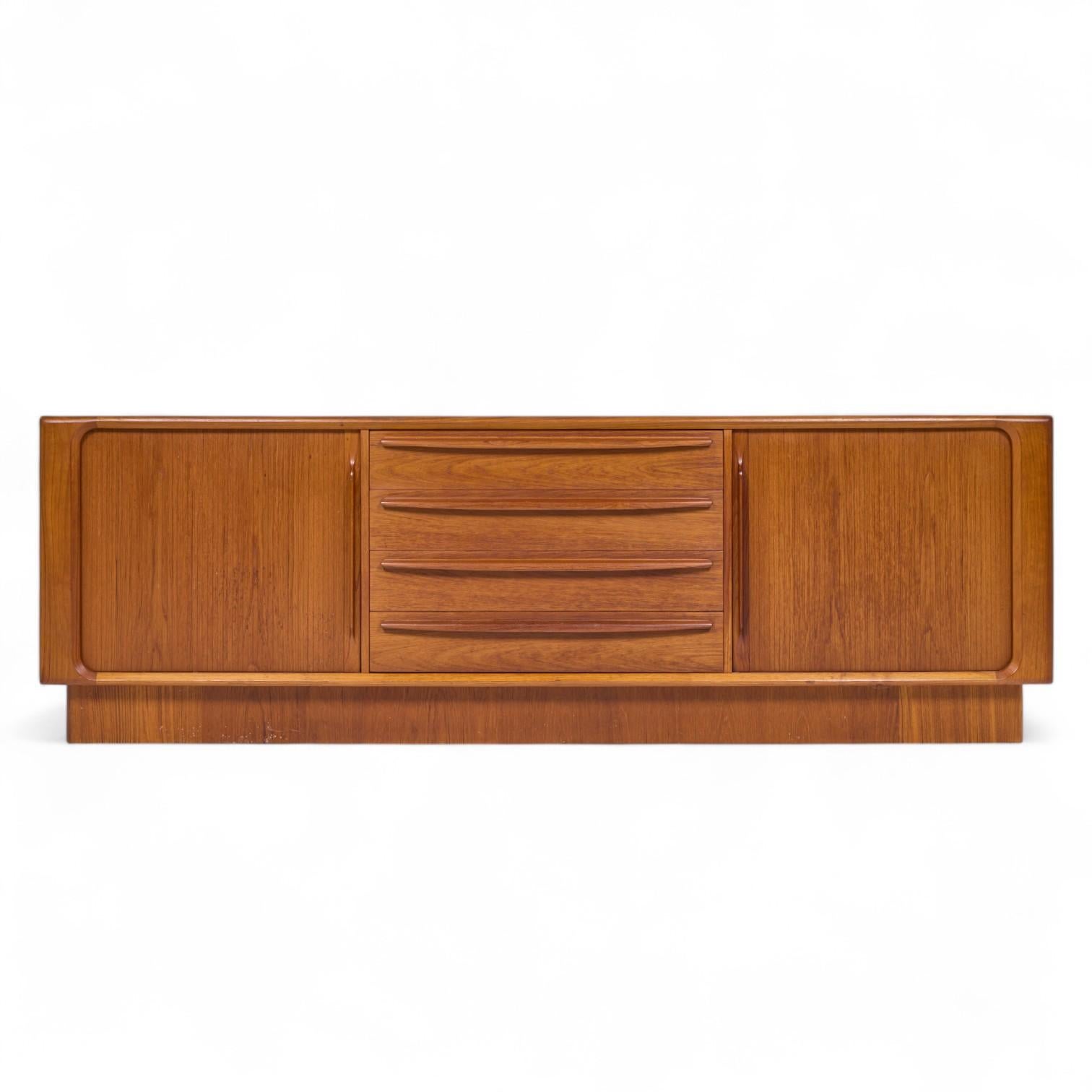 Bernhard Pedersen & Søn Credenza con porta a tamburo in teak moderna del metà del secolo scorso

Questa credenza misura: 82,75 larghezza x 19,75 profondità x 27,25 pollici di altezza

Buone condizioni d'epoca - Aree di perdita della finitura e di