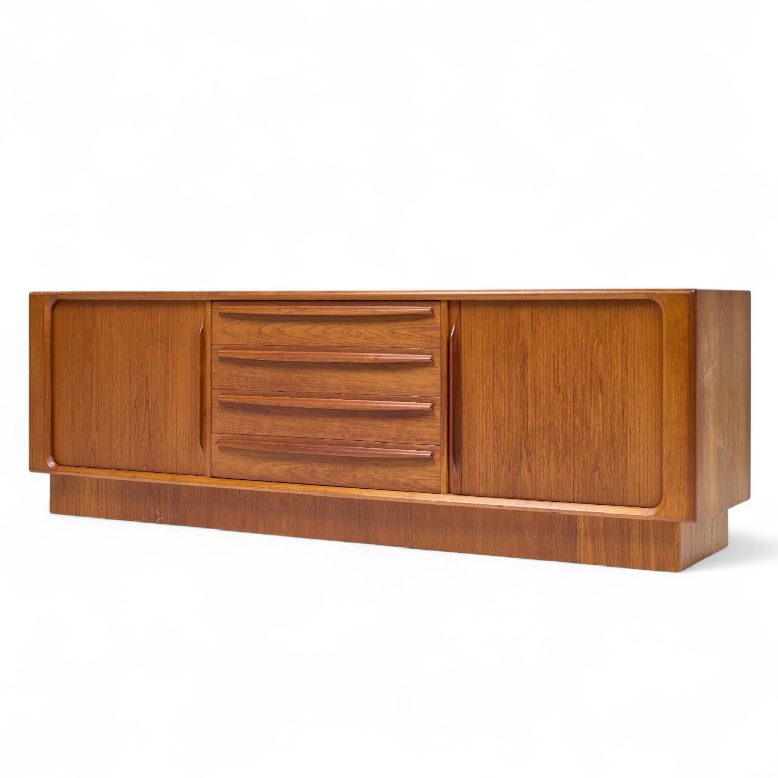 Mid-Century moderno Bernhard Pedersen & Søn Credenza danese di metà secolo con porta a tamburo in teak in vendita