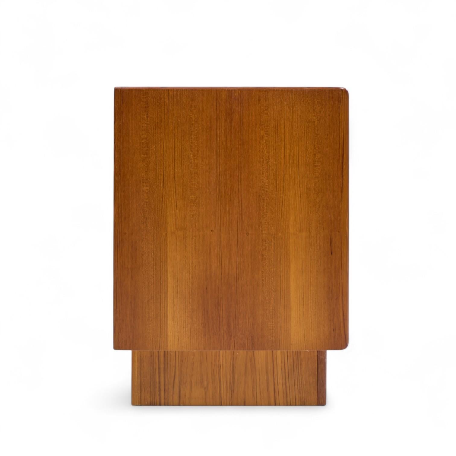 Danese Bernhard Pedersen & Søn Credenza danese di metà secolo con porta a tamburo in teak in vendita