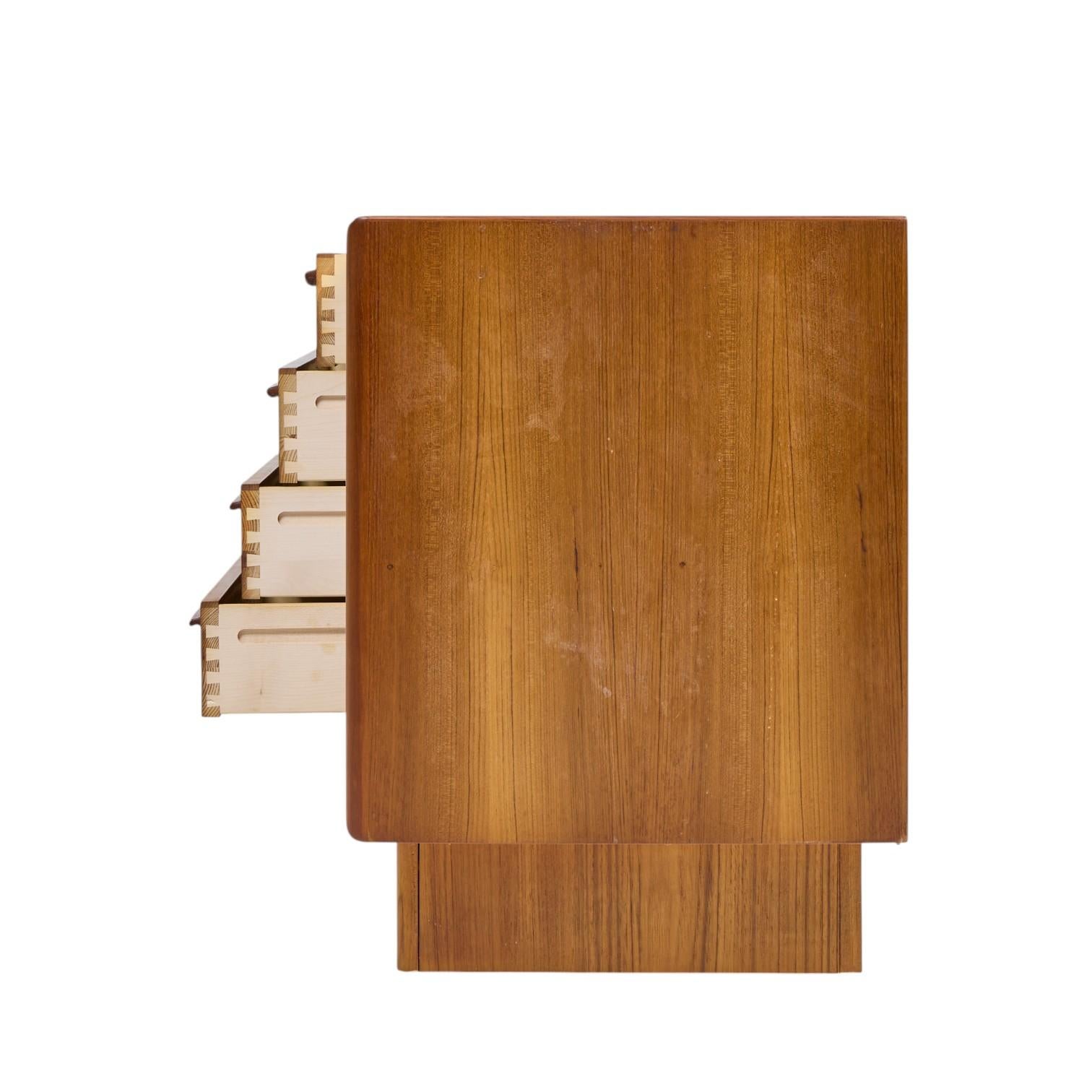 Bernhard Pedersen & Søn Credenza danese di metà secolo con porta a tamburo in teak In condizioni buone in vendita a Franklin Park, IL