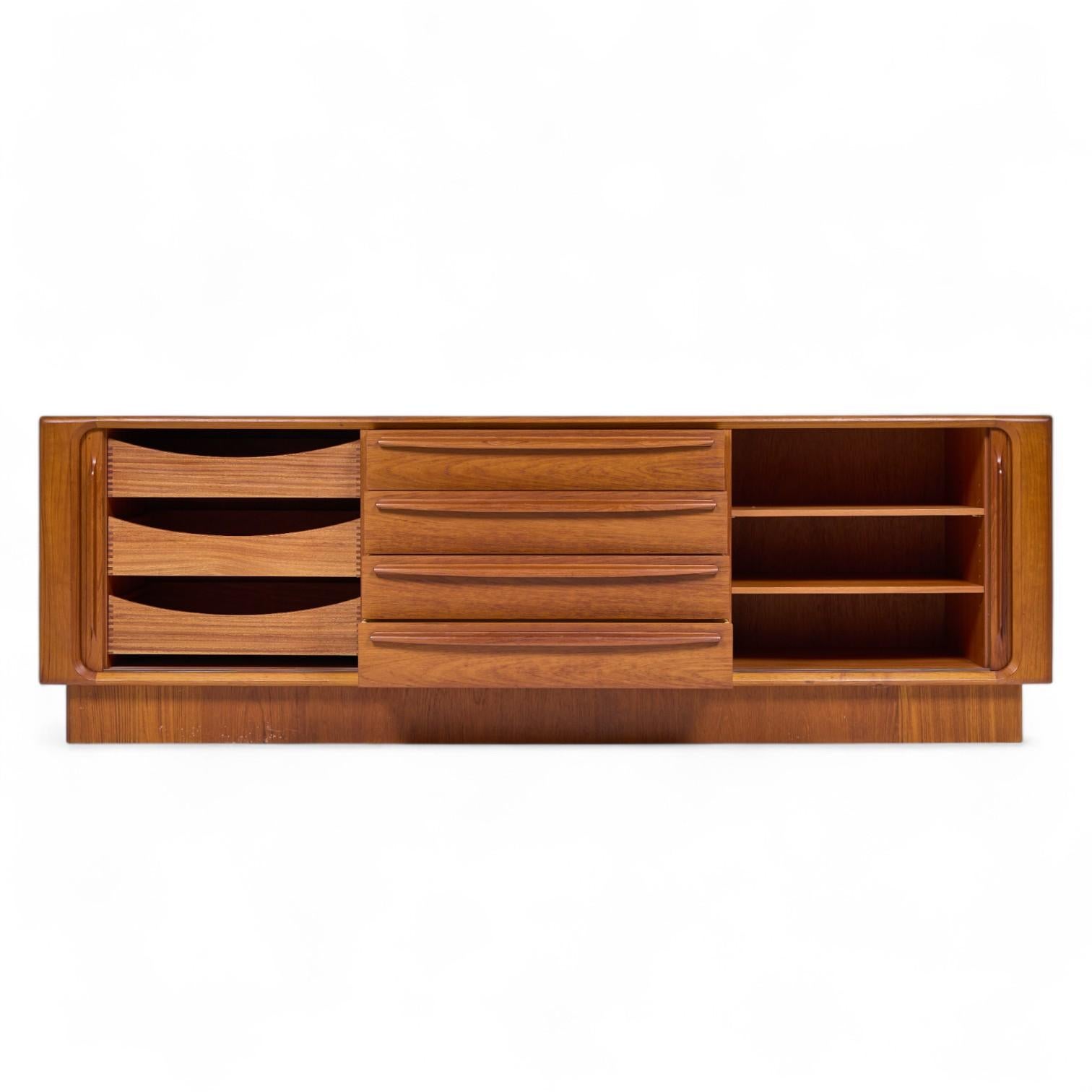 XX secolo Bernhard Pedersen & Søn Credenza danese di metà secolo con porta a tamburo in teak in vendita
