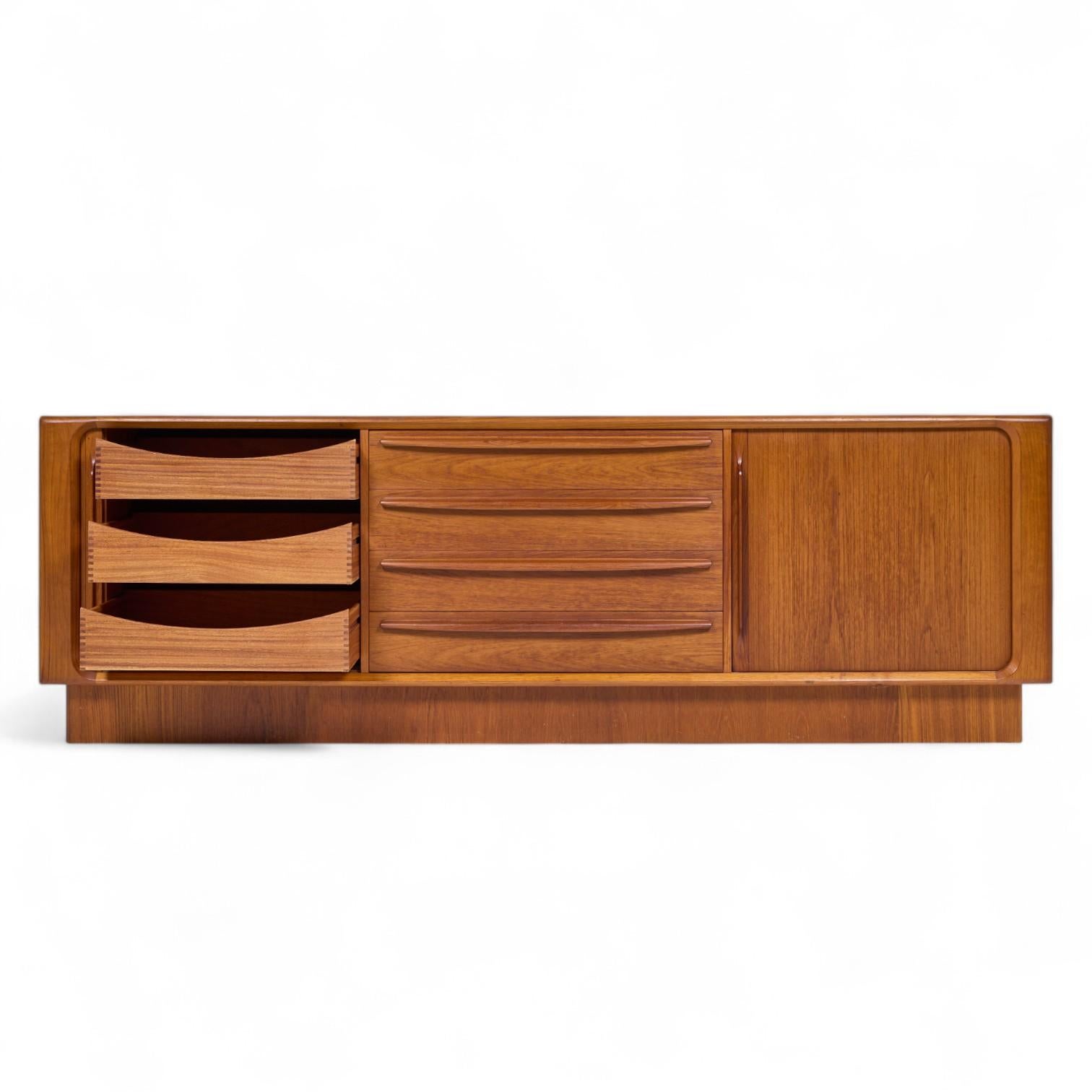 Teak Bernhard Pedersen & Søn Credenza danese di metà secolo con porta a tamburo in teak in vendita
