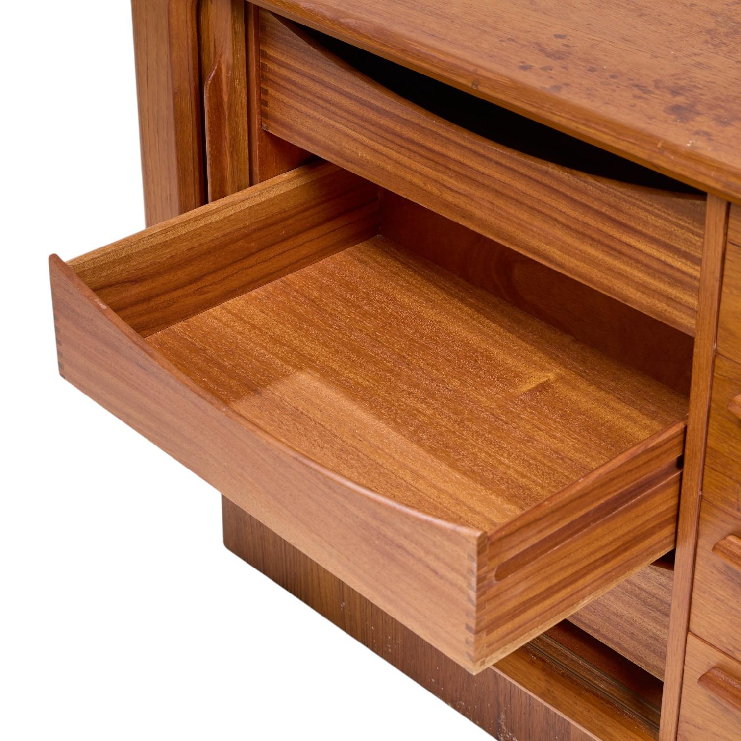 Bernhard Pedersen & Søn Credenza danese di metà secolo con porta a tamburo in teak in vendita 1