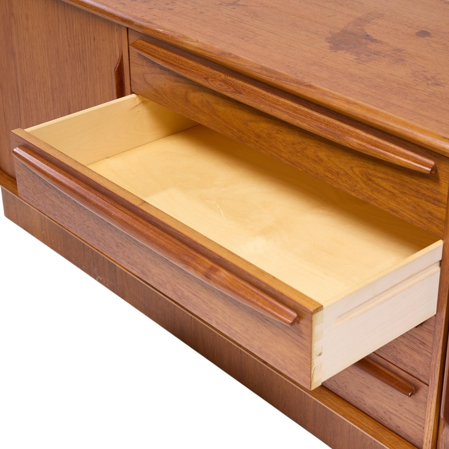 Bernhard Pedersen & Søn Credenza danese di metà secolo con porta a tamburo in teak in vendita 2