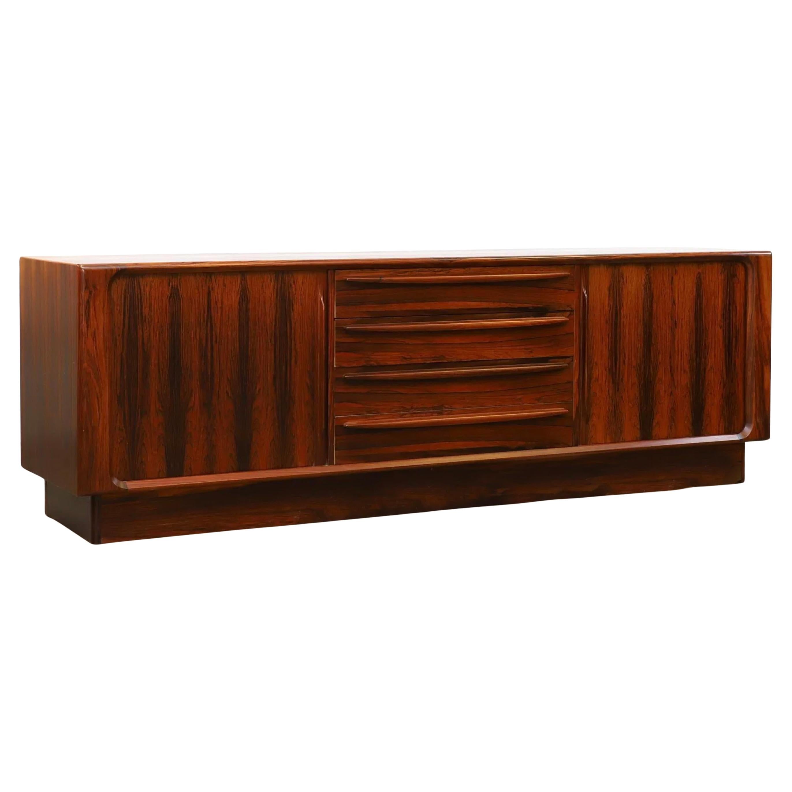 Atemberaubende Bernhard Pedersen & Son Mitte des Jahrhunderts lange niedrige dänische Rosenholz Kredenz Sideboard mit 2 Tambour Schiebetüren und 4 Schubladen in der Mitte. Dieser Schrank ist mit 2 verstellbaren Einlegeböden auf der rechten Seite und