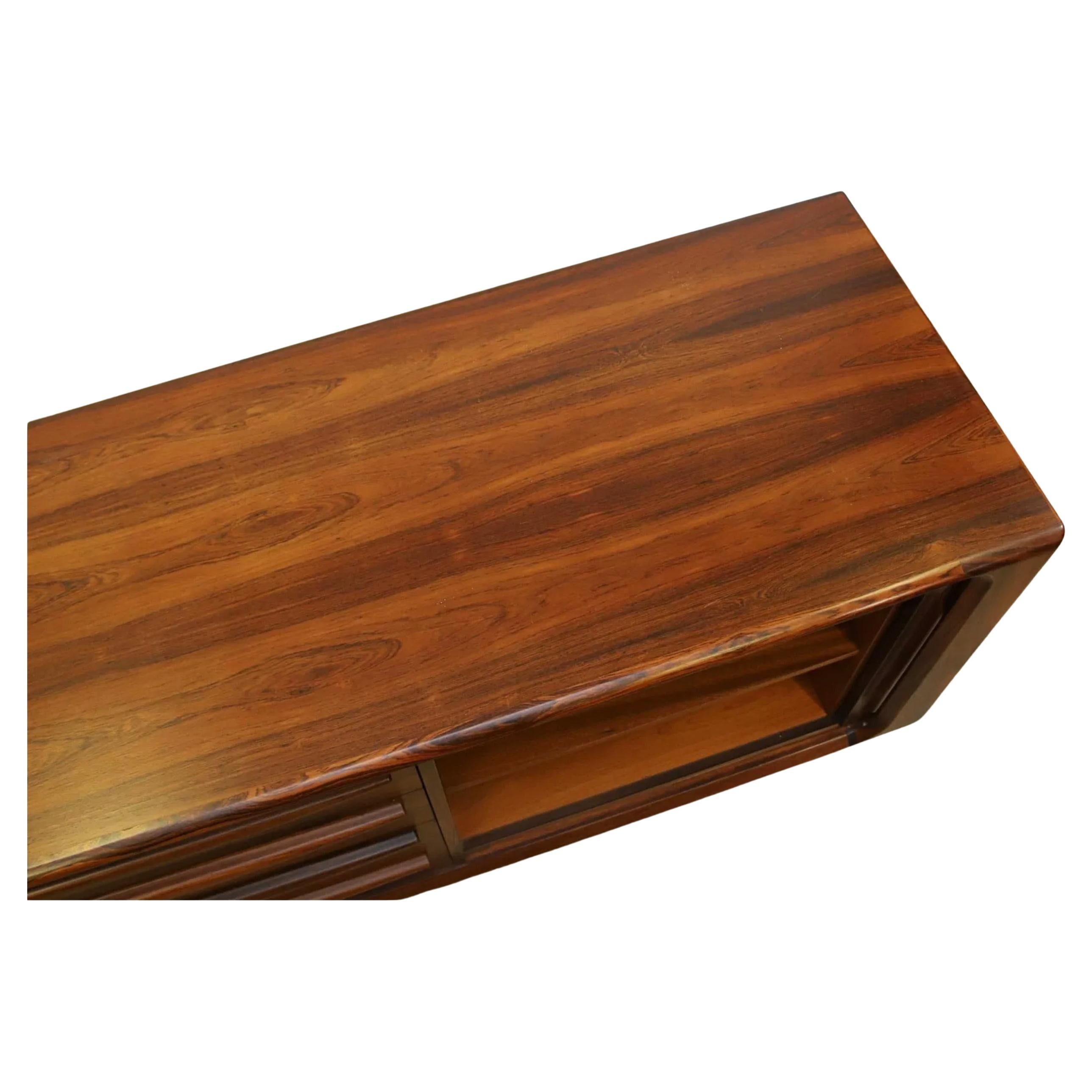 Bernhard Pedersen & Son Mid Century Long Danish Palisander Credenza Tambour Türen (Moderne der Mitte des Jahrhunderts)