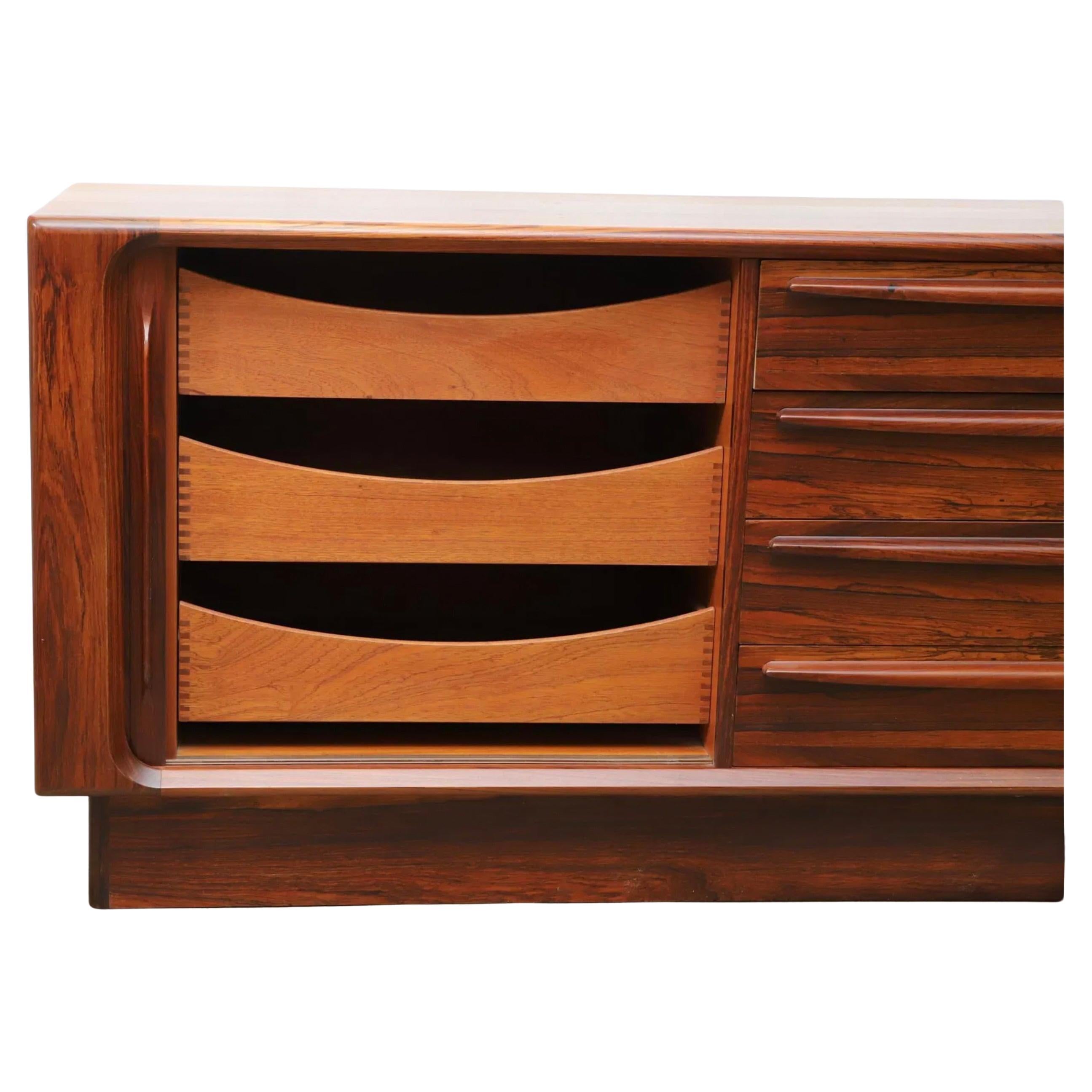 Bernhard Pedersen & Son Mid Century Long Danish Palisander Credenza Tambour Türen im Zustand „Gut“ in BROOKLYN, NY