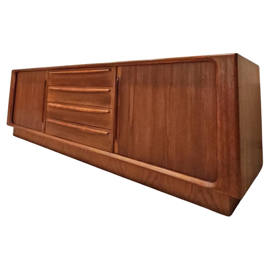 Splendida credenza danese lunga e bassa in teak di Bernhard Pedersen & Son della metà del secolo, con 2 porte scorrevoli a tamburo e 4 cassetti centrali. Questa unità è progettata con 3 cassetti a coda di rondine sul lato destro e 3 cassetti a coda
