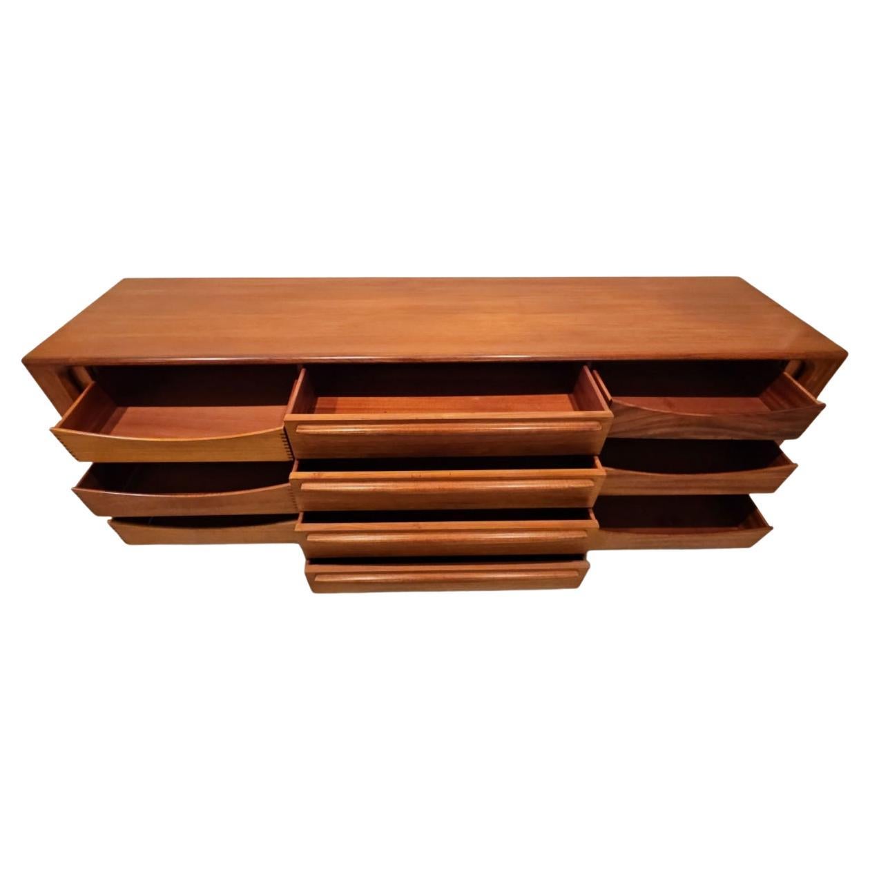 Mid-Century moderno Bernhard Pedersen & Son Credenza danese lunga di metà secolo in teak Porte a tamburo in vendita