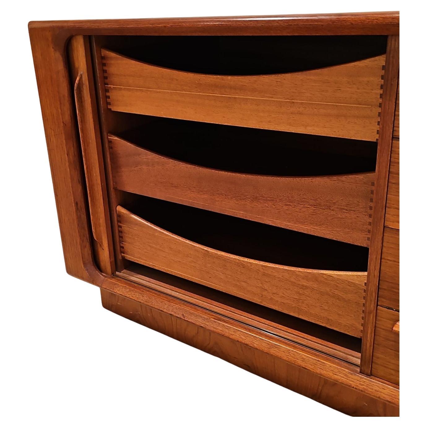 Danese Bernhard Pedersen & Son Credenza danese lunga di metà secolo in teak Porte a tamburo in vendita