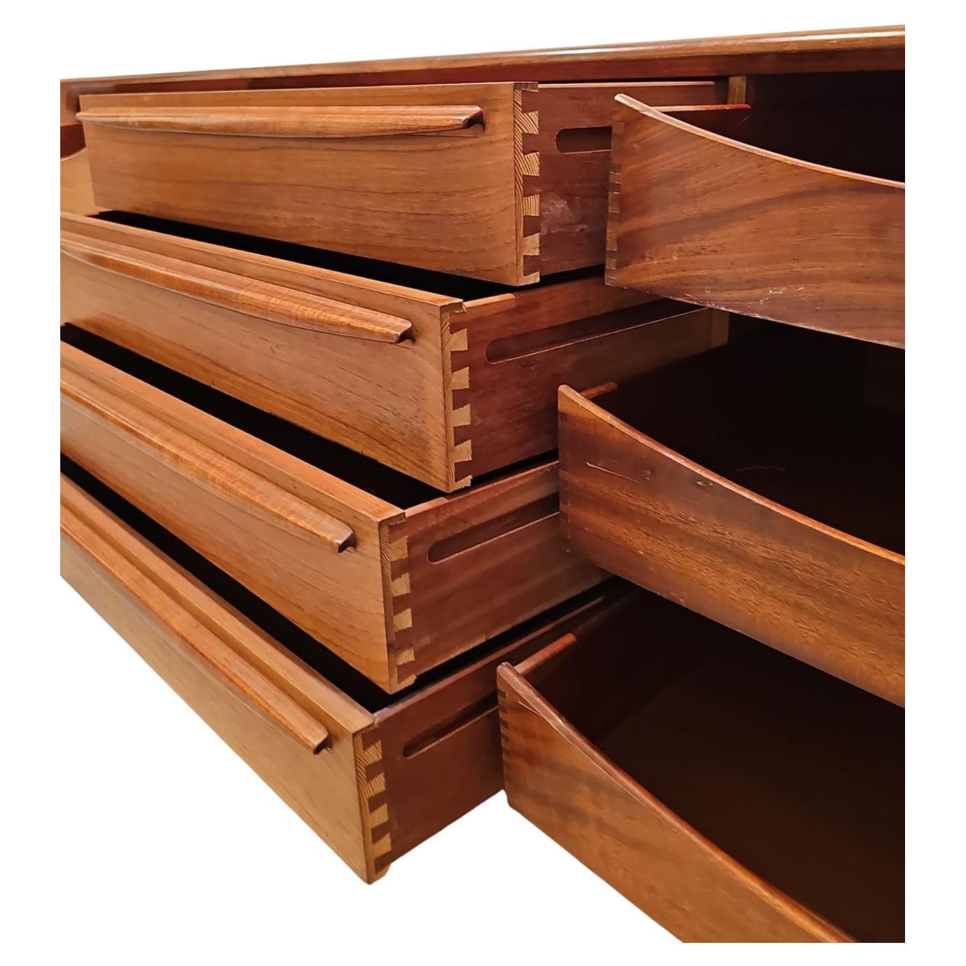 Falegnameria Bernhard Pedersen & Son Credenza danese lunga di metà secolo in teak Porte a tamburo in vendita