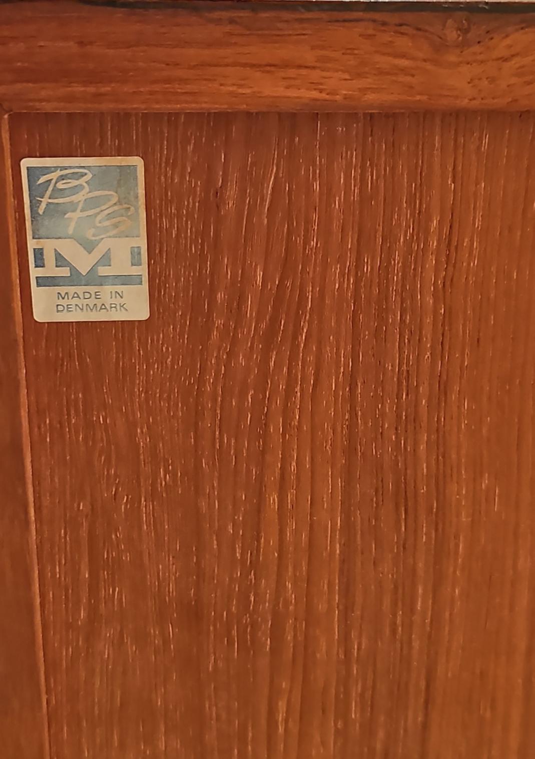 Fine XX secolo Bernhard Pedersen & Son Credenza danese lunga di metà secolo in teak Porte a tamburo in vendita