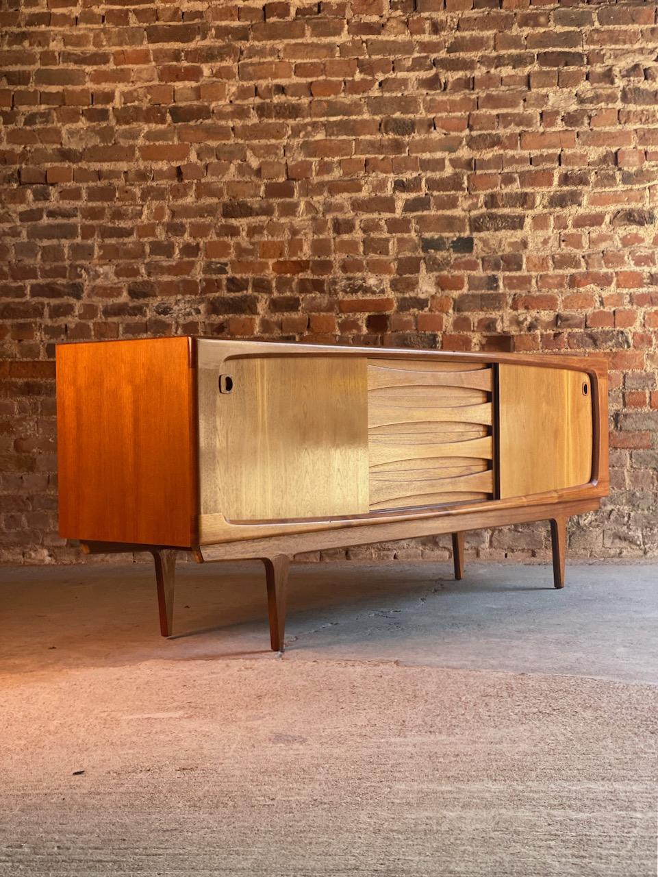 Bernhard Pedersen teak sideboard credenza Mid-Century Modern Danish, 1970s

Magnificent Mid-Century Modern Danish design Bernhard Pedersen teak sideboard Denmark circa 1970, the rectangular top over to sliding doors to the left and the right both