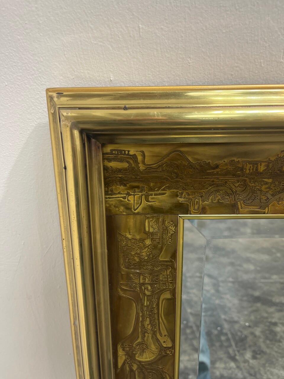 Miroir Mastercraft en laiton gravé à l'acide de Bernhard Rohne, pouvant être suspendu horizontalement ou verticalement.