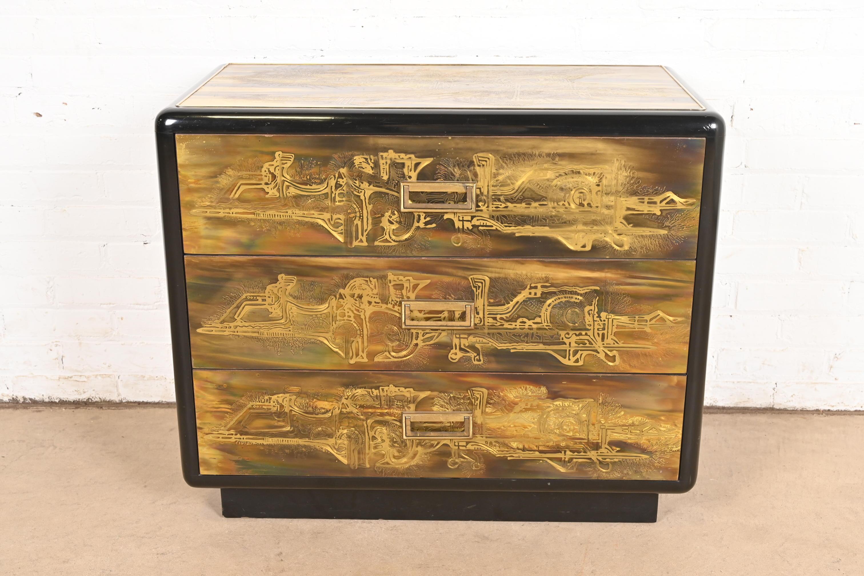Una splendida cassettiera Hollywood Regency moderna di metà secolo 

Di Bernhard Rohne per Mastercraft Furniture

USA, anni '70

Ottone acidato, con finiture laccate nere e ferramenta originale in ottone.

Misure: 32 