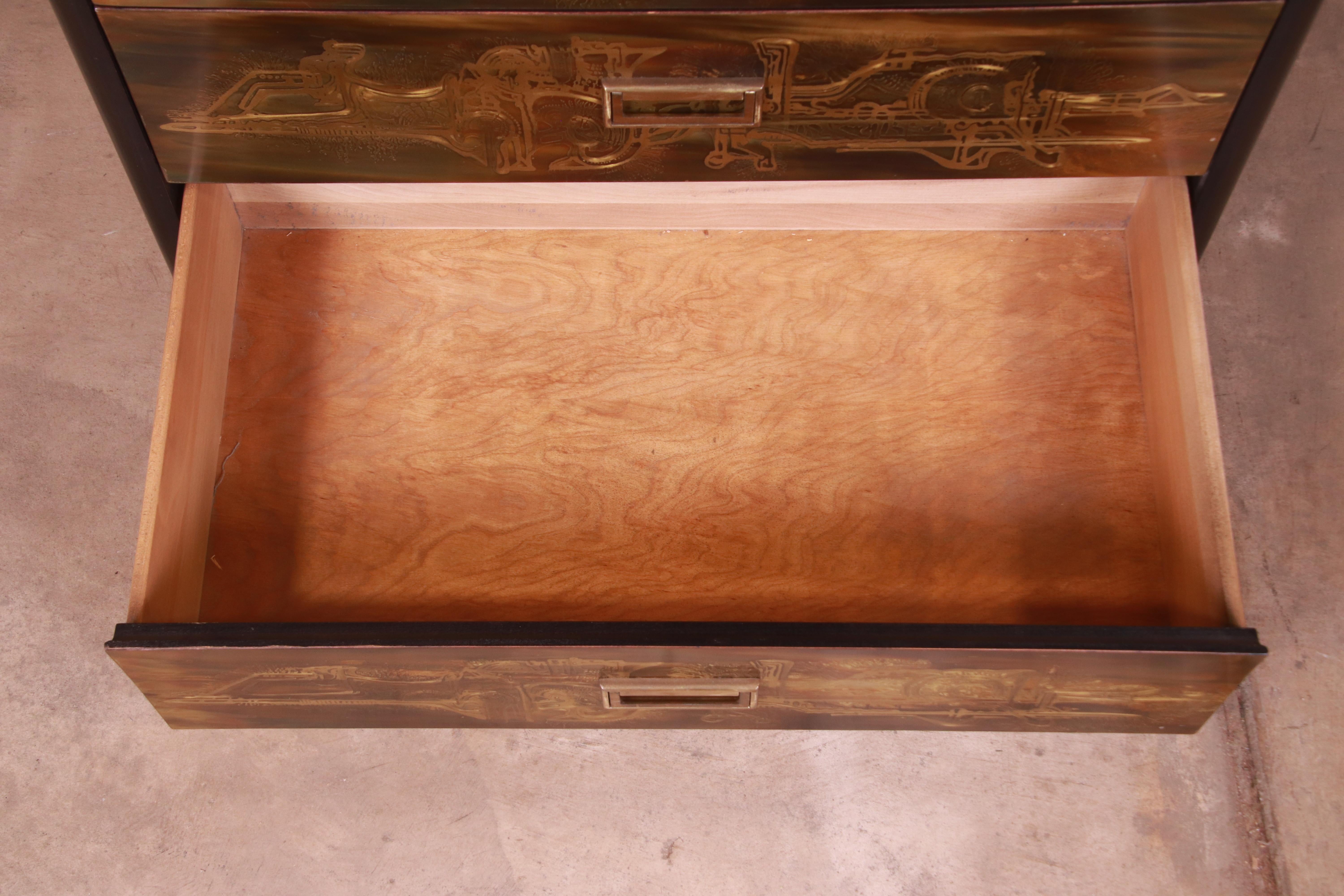 Cassettiera e specchio in ottone acidato Bernhard Rohne per Mastercraft in vendita 3