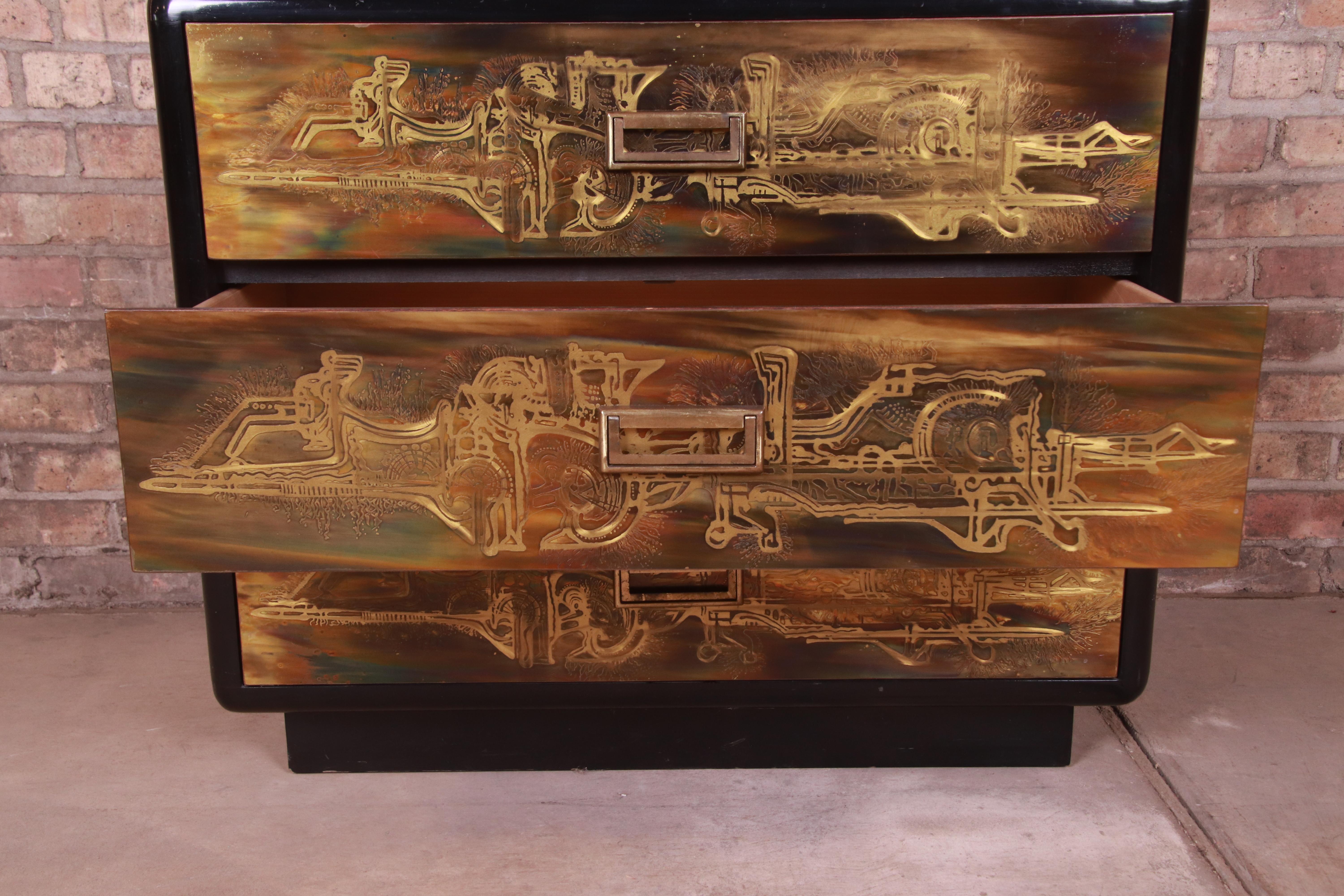 Cassettiera e specchio in ottone acidato Bernhard Rohne per Mastercraft in vendita 5