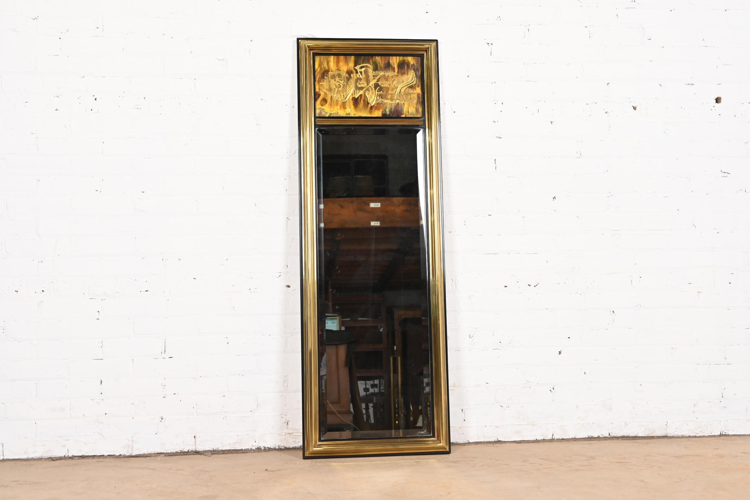 Ein prächtiger Wandspiegel aus der Mitte des Jahrhunderts im Hollywood Regency-Stil

Von Bernhard Rohne für Mastercraft Furniture

USA, 1970er Jahre

Geätztes Messing mit schwarz lackierter Zierleiste und originalem Spiegelglas.

Maße: 19,75 