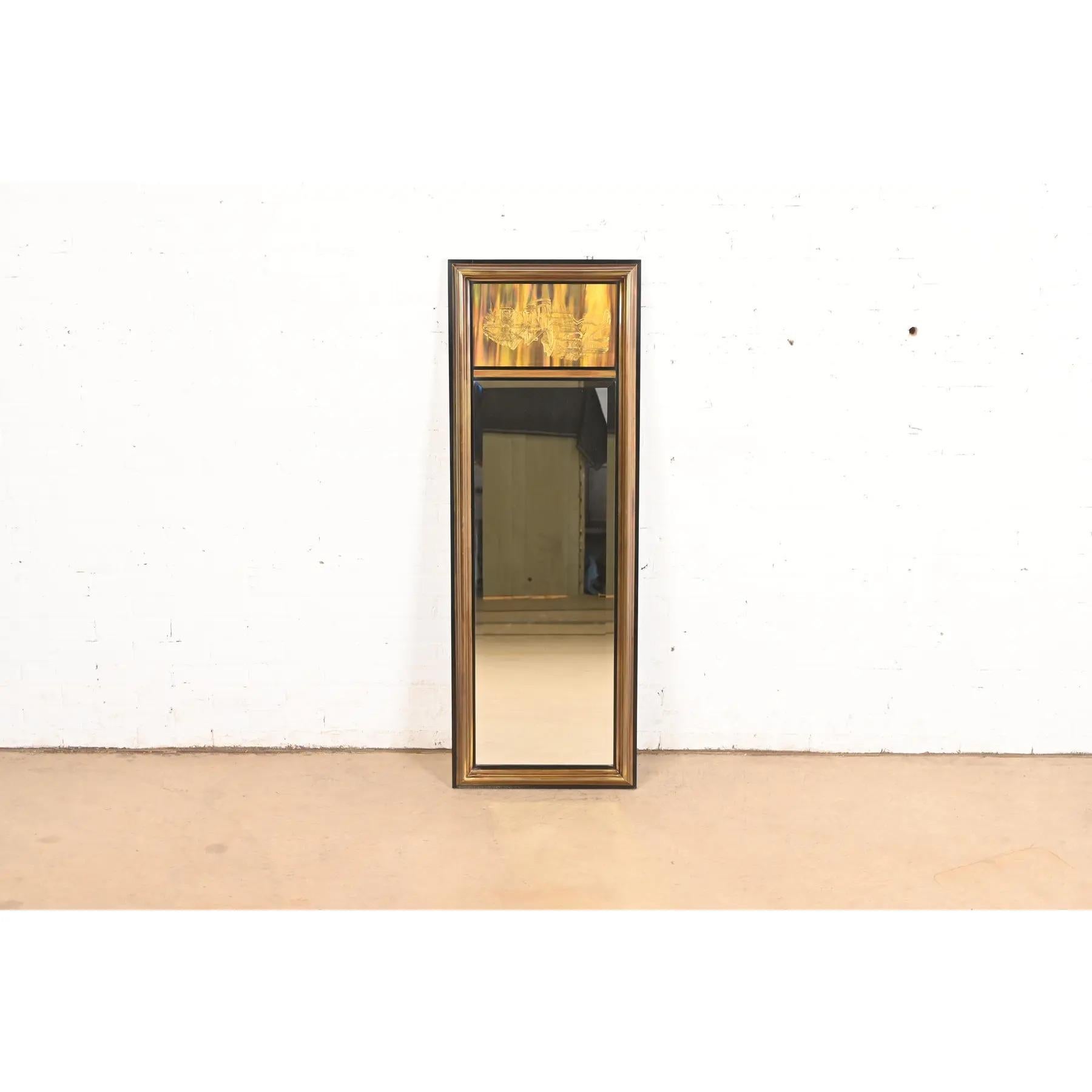 Un precioso espejo de pared Hollywood Regency moderno de mediados de siglo

Por Bernhard Rohne para Mastercraft Furniture

EE.UU., década de 1970

Latón grabado al ácido, con adornos lacados en negro.

Medidas: 20