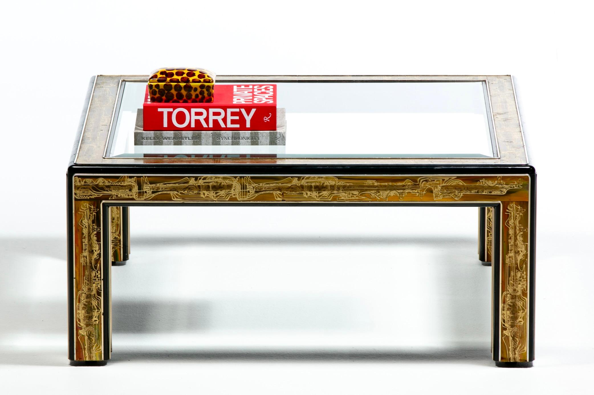 Cette table basse Mastercraft de style Brutalist, unique en son genre, créée par l'artiste Bernhard Rohne, présente des panneaux de laiton gravés à l'acide dans un cadre de table en bois ébonisé, avec des tuyaux en laiton et un plateau en verre