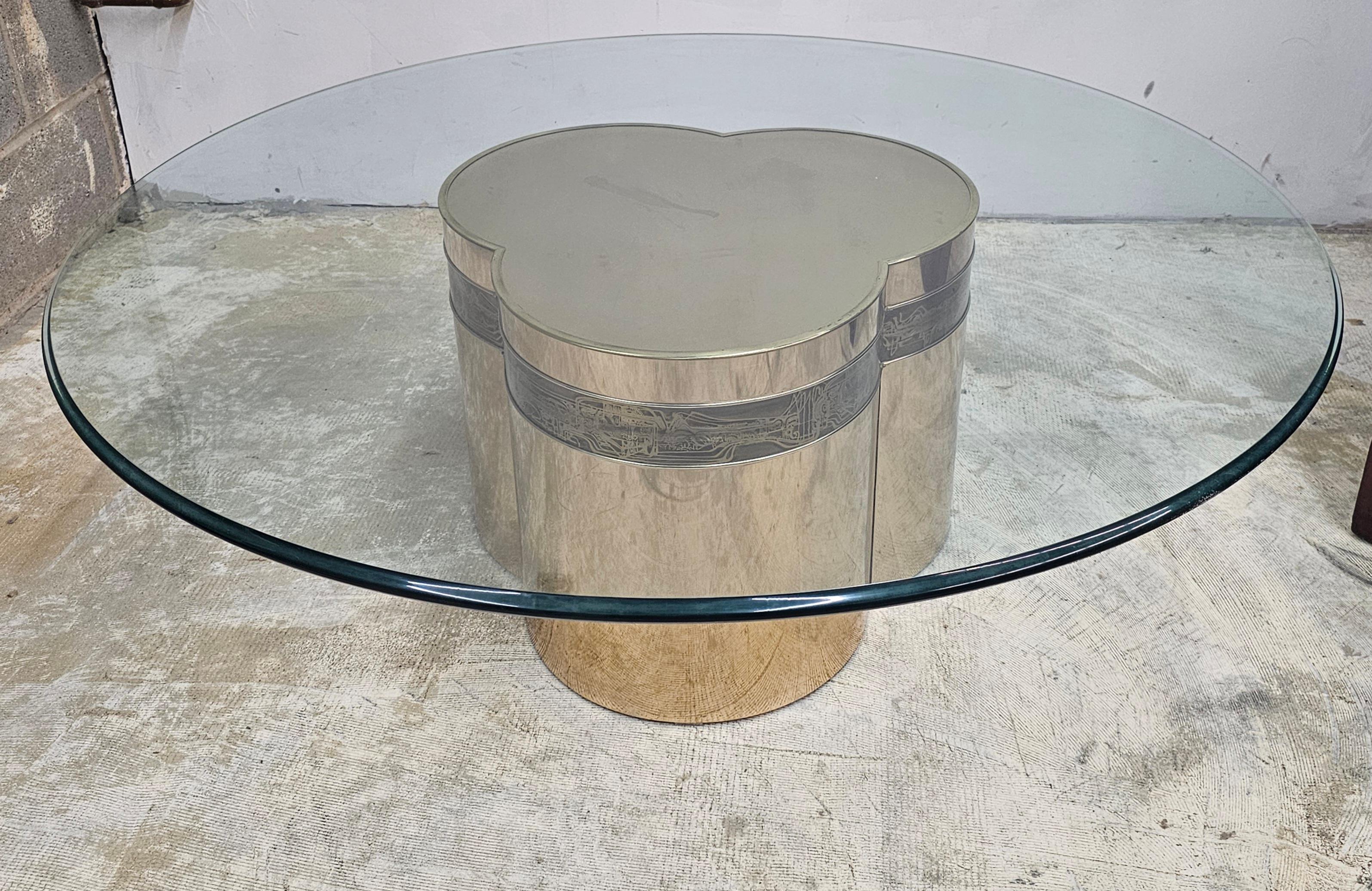 Superbe table basse Bernhard Rohne pour Mastercraft, habillée de laiton et de bandes gravées à l'acide par Bernhard Rohne. Magnifique plateau en verre de haute qualité. Mesure 45