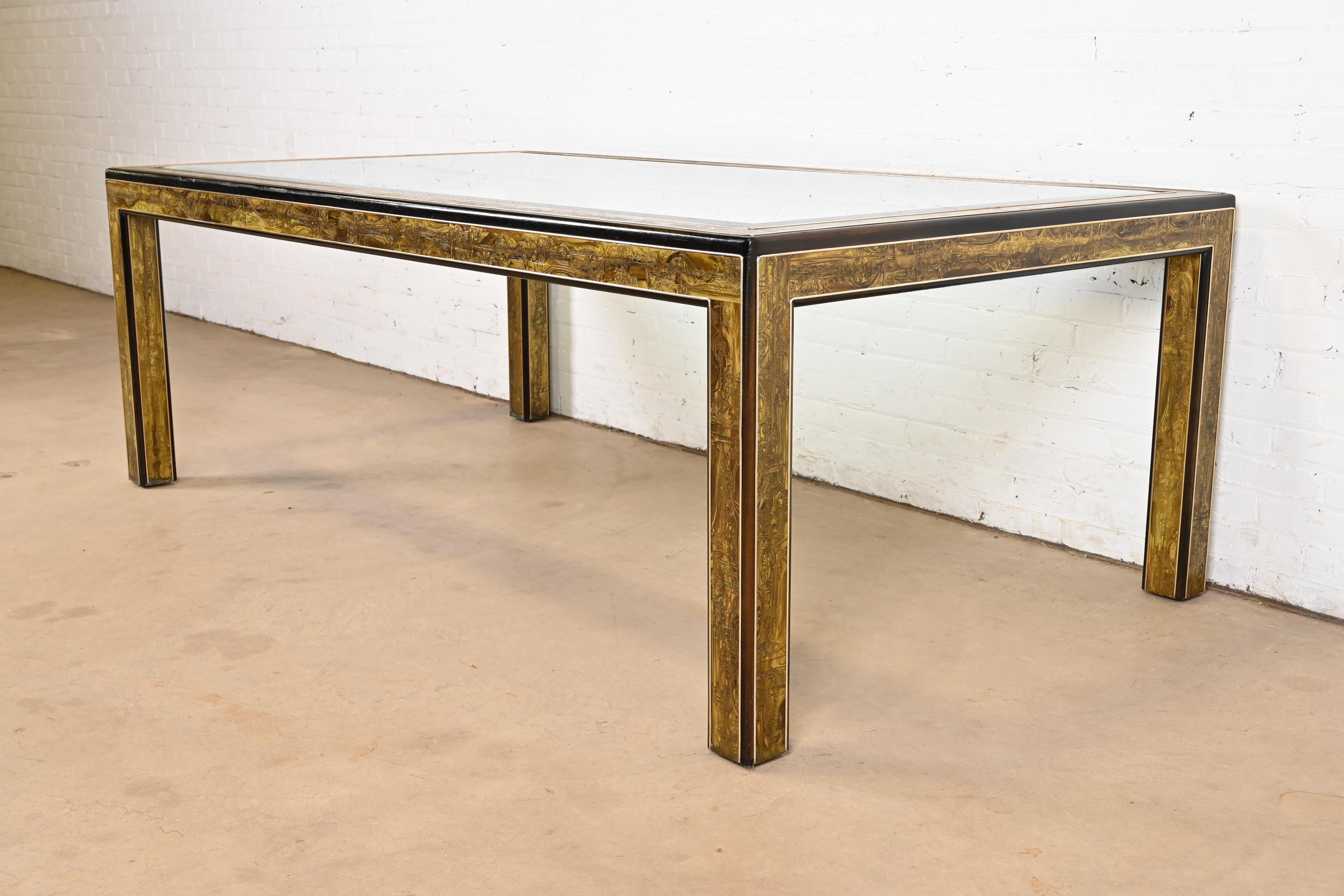 Ein wunderschöner moderner Hollywood-Regency-Esstisch aus der Mitte des Jahrhunderts

Von Bernhard Rohne für Mastercraft Furniture

USA, 1970er Jahre

Geätztes Messing, ebonisiertes Holz und abgeschrägte Glasplatte.

Maße: 84,25 
