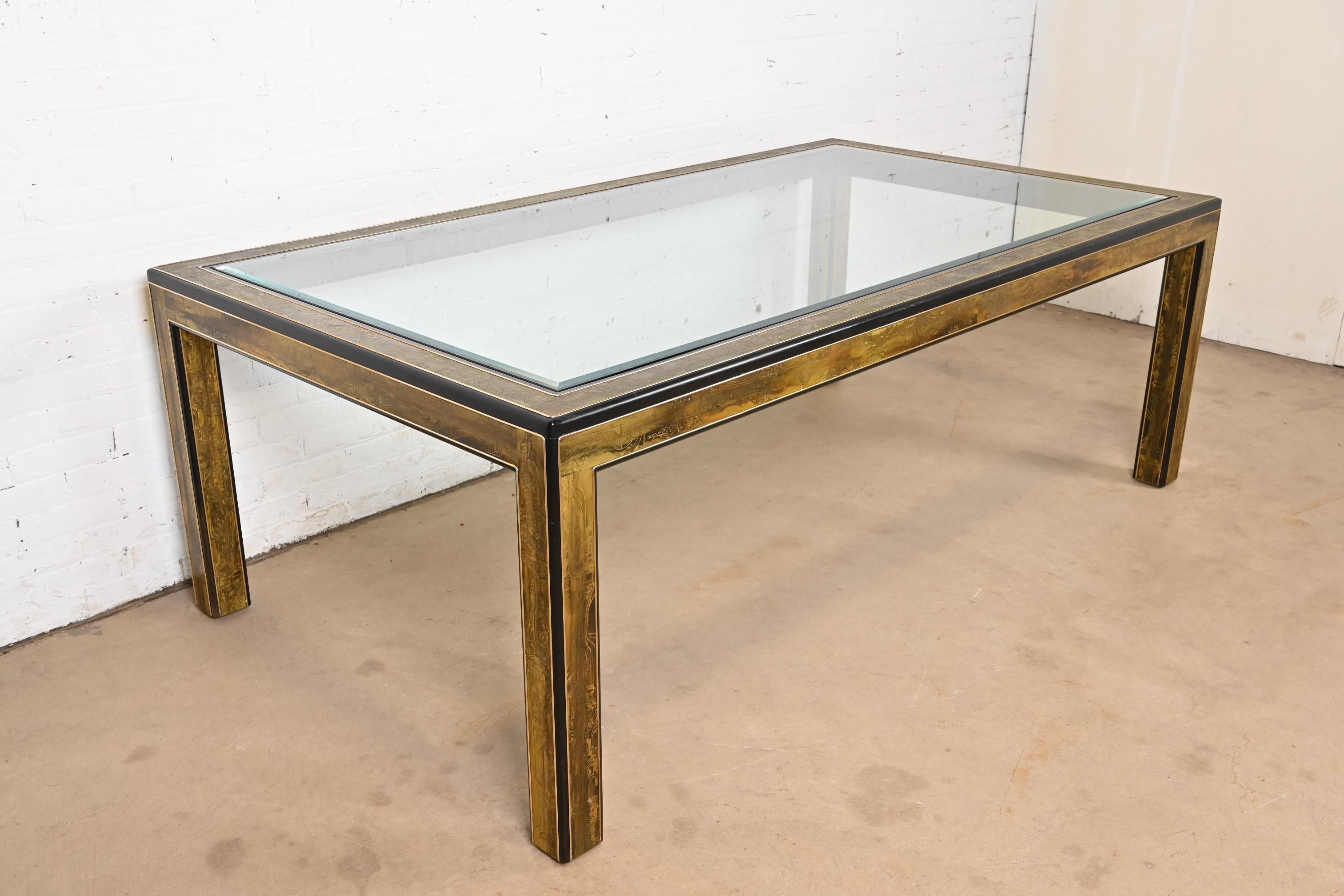 Une magnifique table de salle à manger Hollywood Regency moderne du milieu du siècle dernier

Par Bernhard Rohne pour Mastercraft Furniture

États-Unis, années 1970

Laiton gravé à l'acide, bois ébonisé et plateau en verre biseauté.

Dimensions : 84