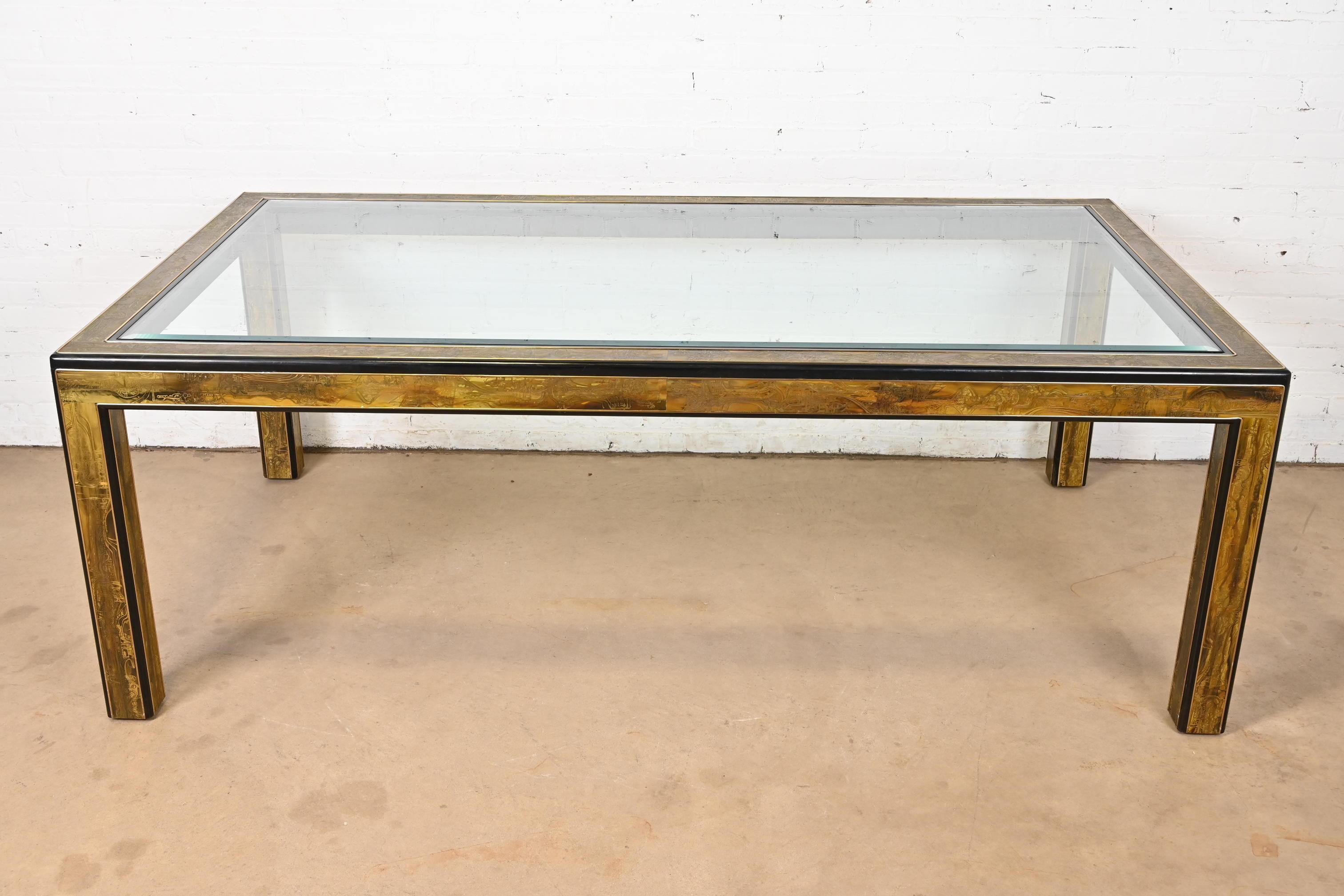 Américain Table de salle à manger Hollywood Regency en laiton gravé à l'acide Bernhard Rohne pour Mastercraft en vente