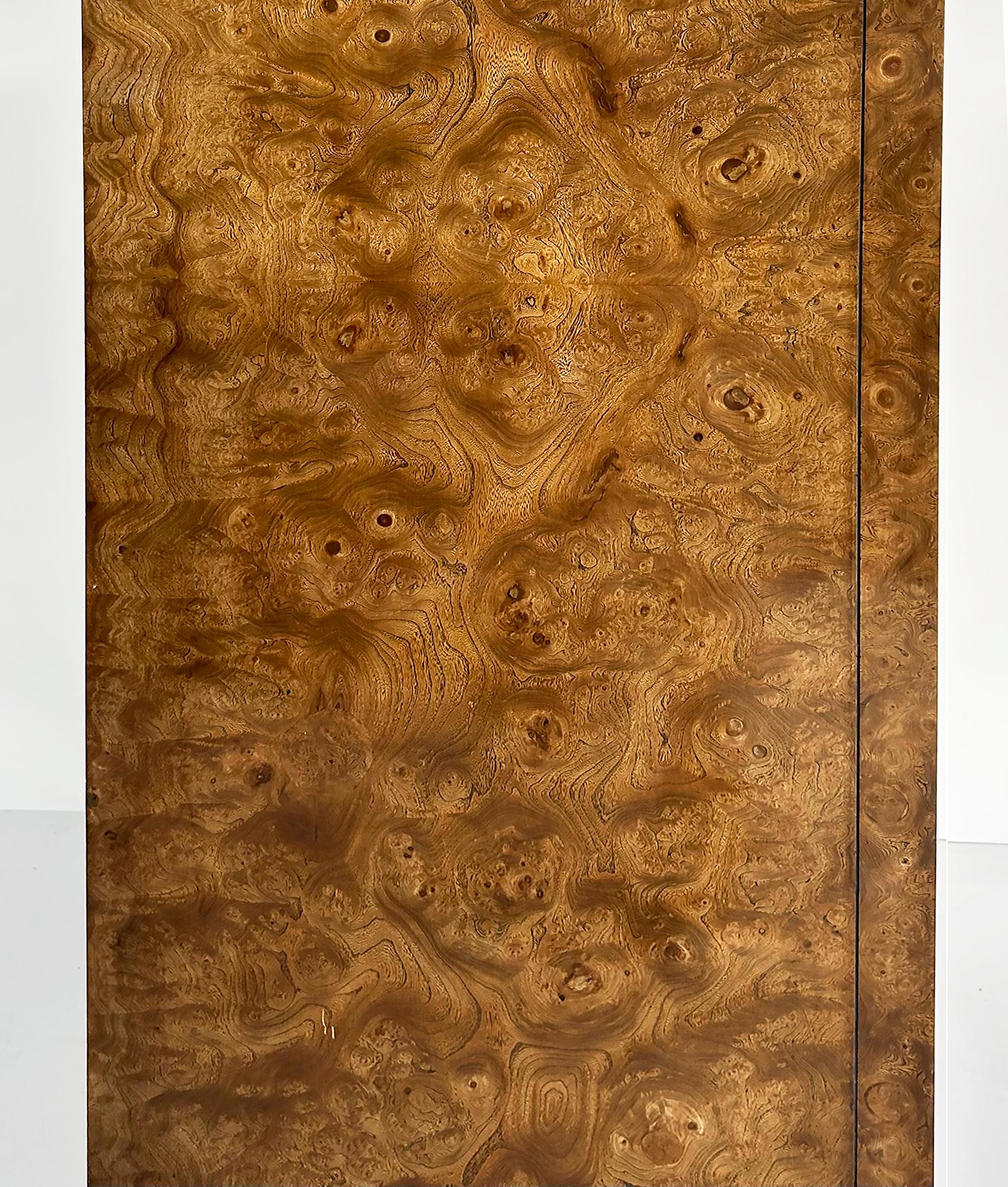 Grand coffre en bois de ronce et laiton gravé de Bernhard Rohne Mastercraft vers les années 1970 en vente 3