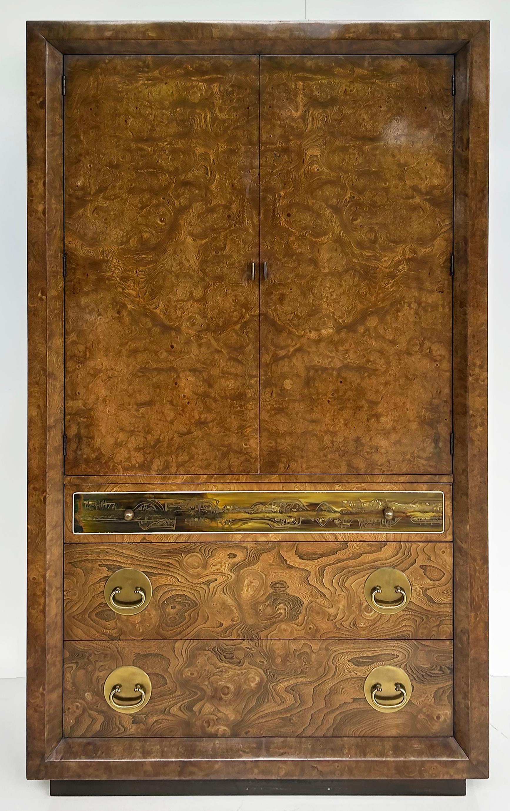 Mid-Century Modern Grand coffre en bois de ronce et laiton gravé de Bernhard Rohne Mastercraft vers les années 1970 en vente