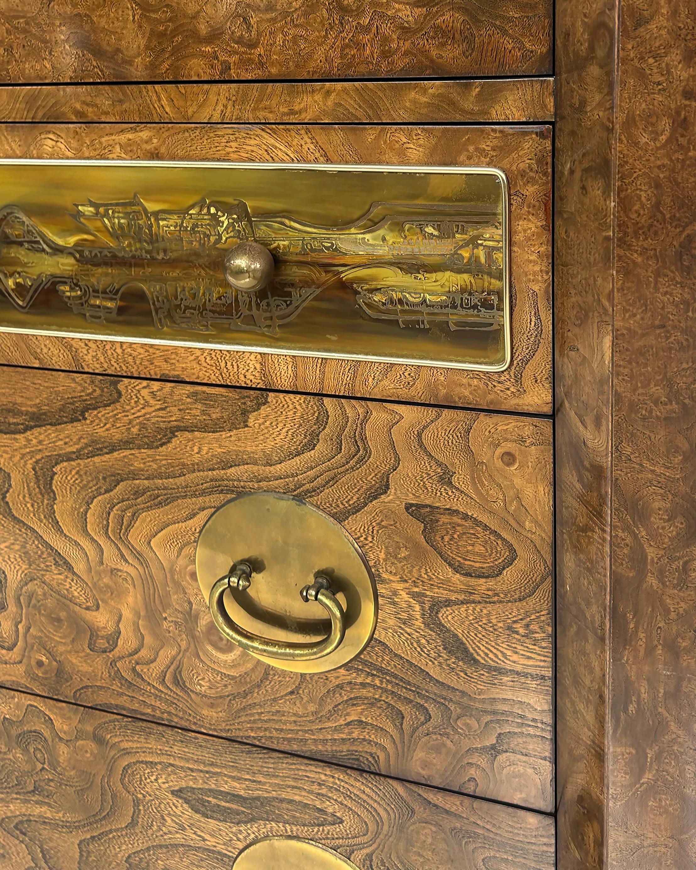 Grand coffre en bois de ronce et laiton gravé de Bernhard Rohne Mastercraft vers les années 1970 en vente 2