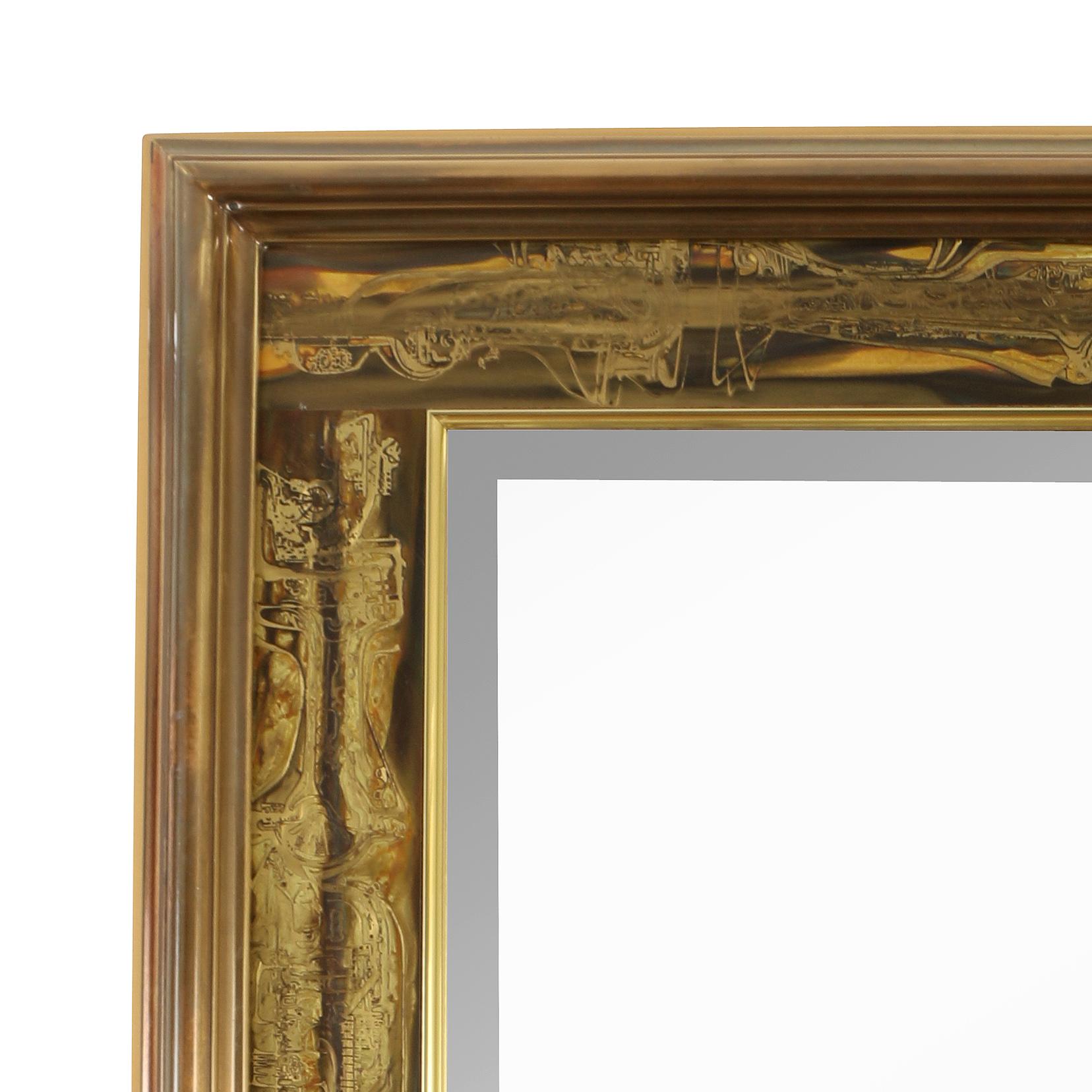 Un cadre rectangulaire en laiton gravé du milieu du siècle, signé Bernhard Rohne pour Mastercraft, sur un miroir biseauté.
