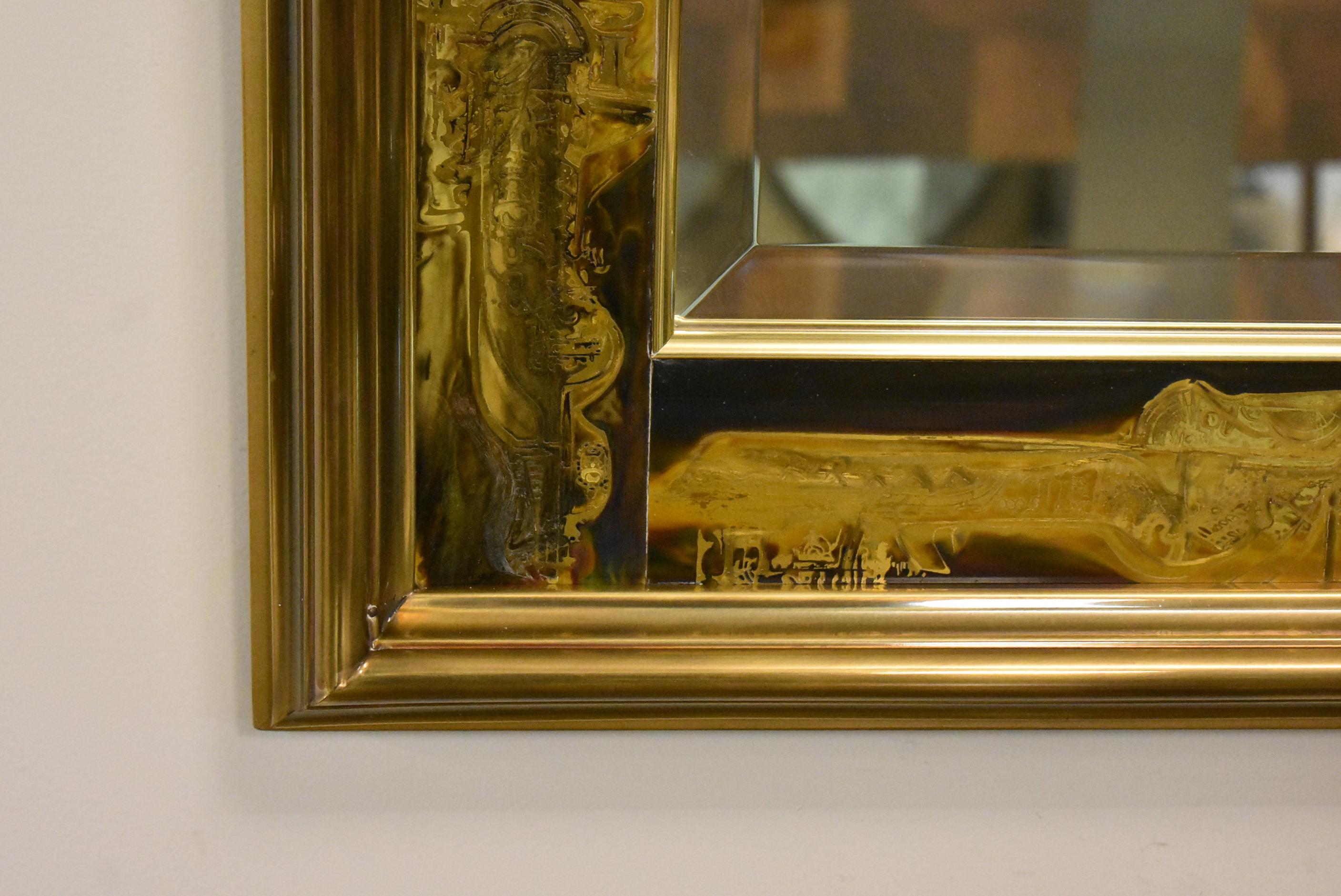 Miroir biseauté du milieu du siècle dernier dans un cadre en laiton gravé à l'acide par Bernhard Rohne pour Mastercraft. Le miroir peut être monté verticalement ou horizontalement. Longueur totale 62 1/2